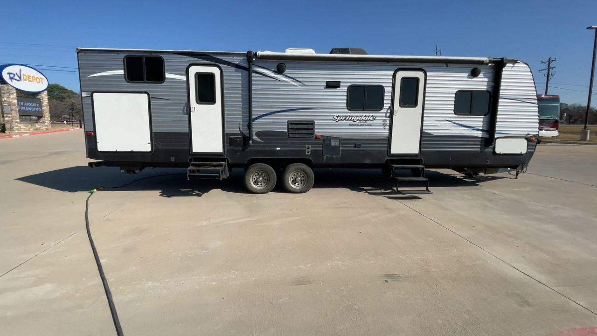 2018 GRAY KEYSTONE SPRINGDALE 303BH - (4YDT30329J3) , Length: 35 ft. | Dry Weight: 7,925 lbs. | Gross Weight: 9,770 lbs. | Slides: 2 transmission, located at 4319 N Main Street, Cleburne, TX, 76033, (817) 221-0660, 32.435829, -97.384178 - With this 2018 Keystone Springdale 303BH, you can take the conveniences of home with you wherever you go! This travel trailer measures exactly 35 feet long and has a dry weight of 7,925 lbs. It features 2 slideouts, 2 entries, and 1 awning. Starting from the back of the trailer, we have the bu - Photo#2