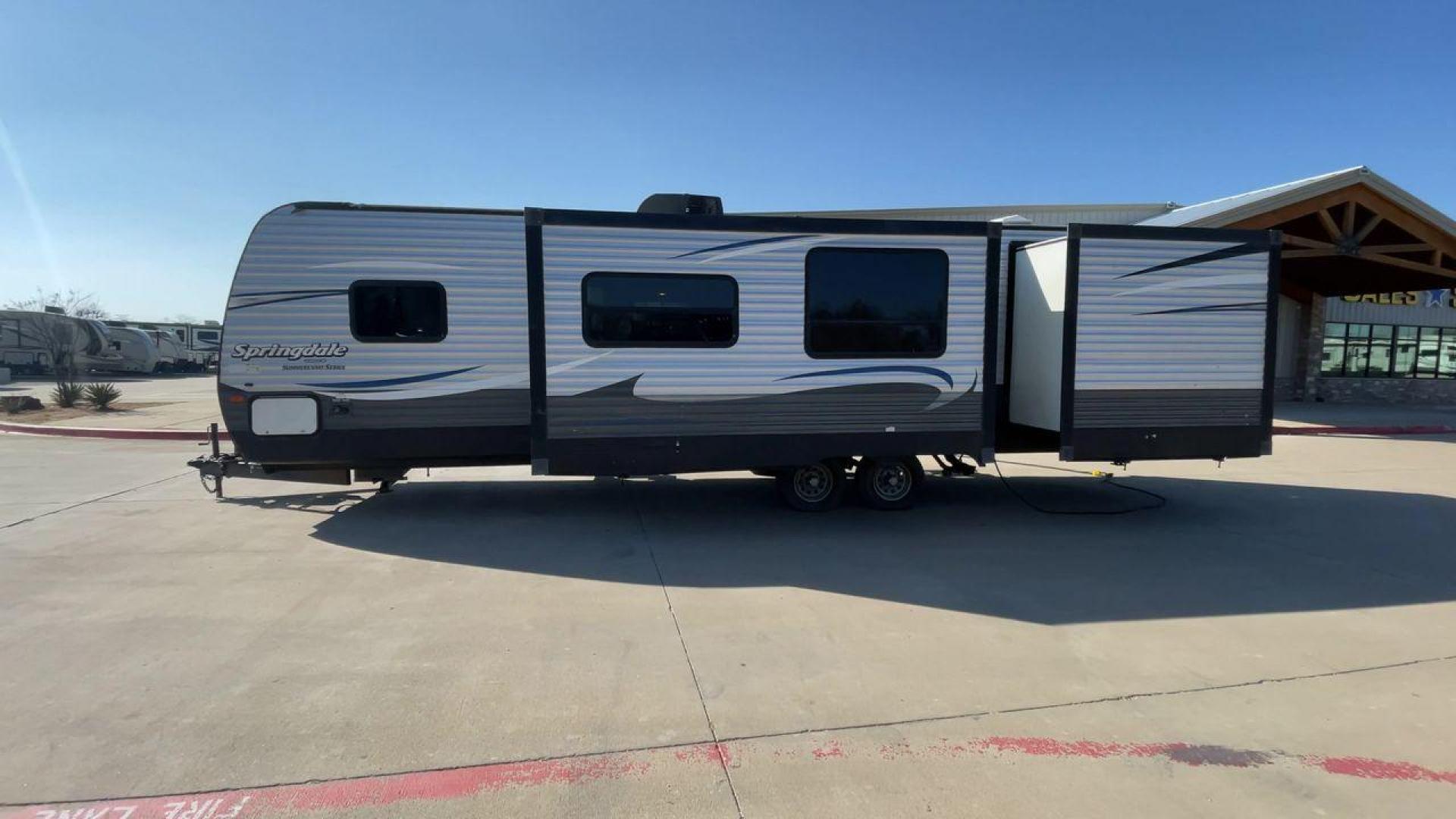 2018 GRAY KEYSTONE SPRINGDALE 303BH - (4YDT30329J3) , Length: 35 ft. | Dry Weight: 7,925 lbs. | Gross Weight: 9,770 lbs. | Slides: 2 transmission, located at 4319 N Main Street, Cleburne, TX, 76033, (817) 221-0660, 32.435829, -97.384178 - With this 2018 Keystone Springdale 303BH, you can take the conveniences of home with you wherever you go! This travel trailer measures exactly 35 feet long and has a dry weight of 7,925 lbs. It features 2 slideouts, 2 entries, and 1 awning. Starting from the back of the trailer, we have the bu - Photo#6