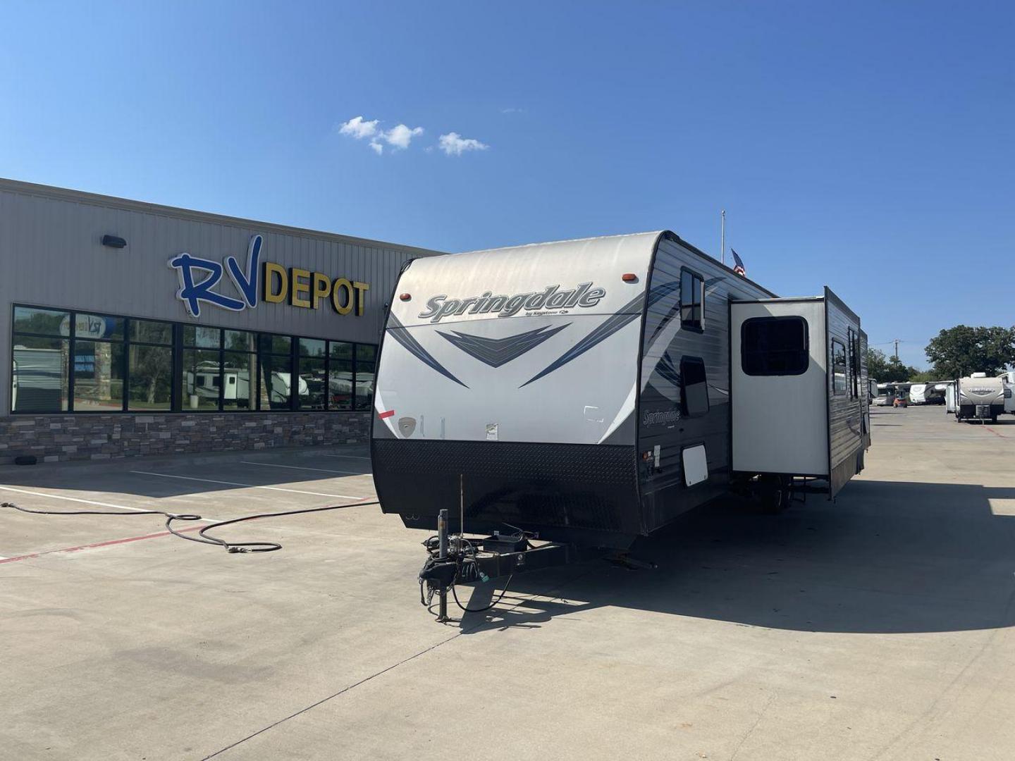 2018 SILVER KEYSTONE SPRINGDALE SG38 (4YDT38B20J3) , Length: 38.92 ft | Dry Weight: 8,615 lbs | Gross Weight: 11,105 lbs | Slides: 2 transmission, located at 4319 N Main Street, Cleburne, TX, 76033, (817) 221-0660, 32.435829, -97.384178 - The 2018 Keystone Springdale SG38 is a roomy and well-equipped travel trailer that has been precisely built to maximize comfort and convenience while on the road. With its intelligent features and sturdy construction, this trailer provides a balance of functionality and comfort that will enhance you - Photo#0