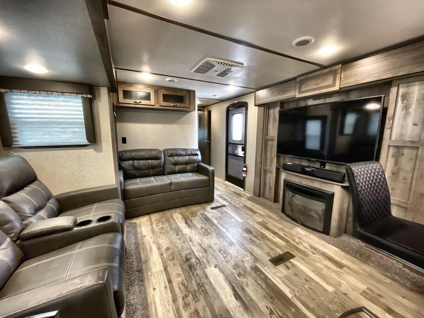 2018 KEYSTONE SPRINTER 312MLS (4YDT31224J1) , located at 4319 N Main Street, Cleburne, TX, 76033, (817) 221-0660, 32.435829, -97.384178 - Photo#10