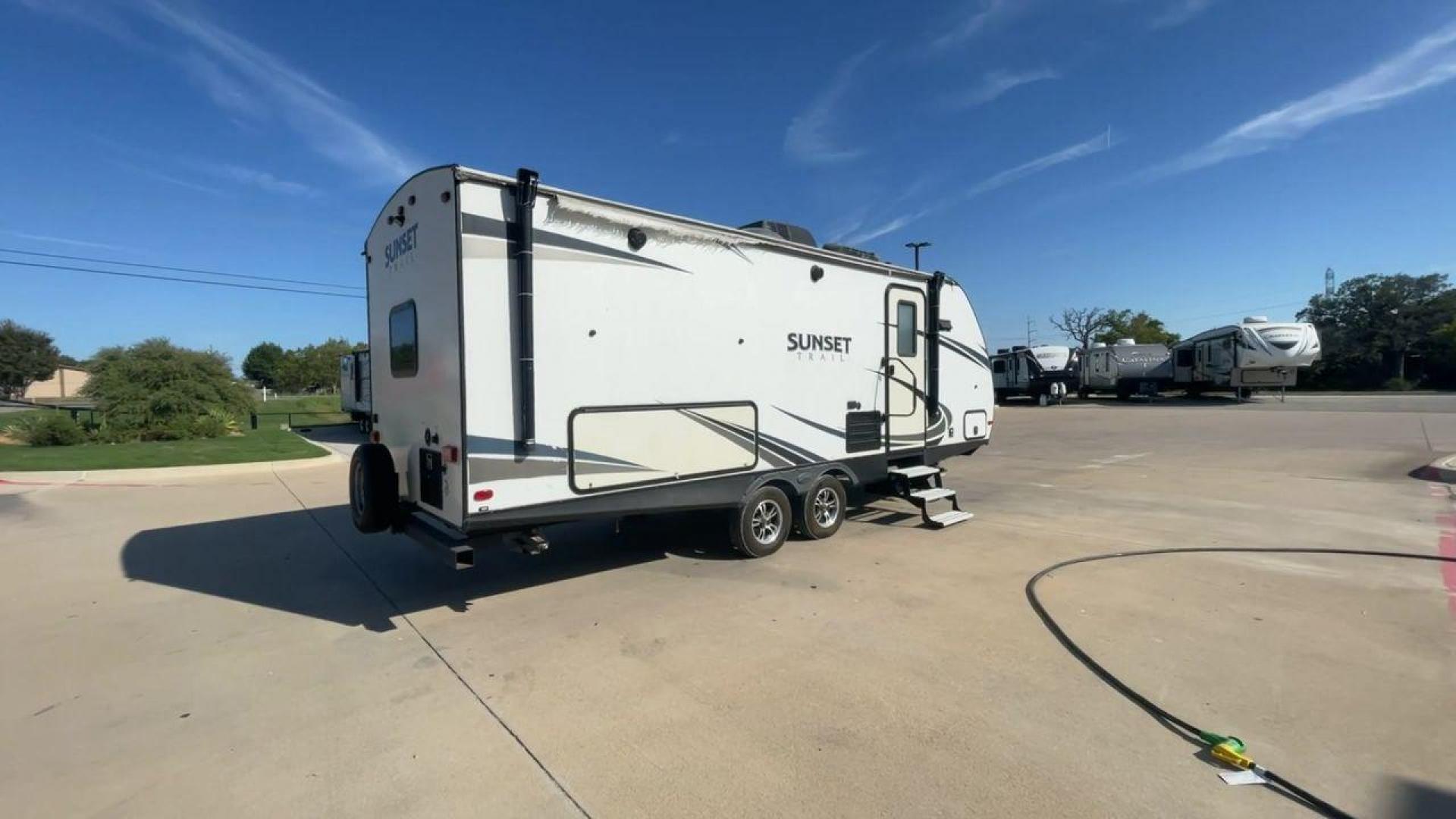 2018 KEYSTONE SUNSET TRAIL 210FK (4YDT21029J5) , Length: 25.92 ft. | Dry Weight: 4,696 lbs. | Gross Weight: 7,600 lbs. | Slides: 1 transmission, located at 4319 N Main Street, Cleburne, TX, 76033, (817) 221-0660, 32.435829, -97.384178 - With the 2018 Keystone Sunset Trail 210FK Travel Trailer, set out on a journey of comfort and style. This travel trailer provides a well-designed living area for your trips, making it perfect for small families or couples. The dimensions of this unit are 25.92 ft in length, 8 ft in width, and 11. - Photo#1