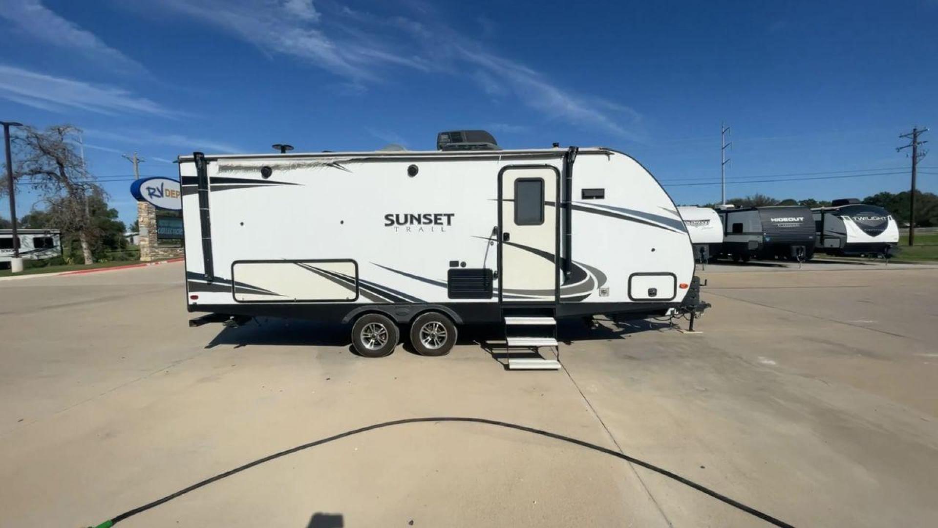 2018 KEYSTONE SUNSET TRAIL 210FK (4YDT21029J5) , Length: 25.92 ft. | Dry Weight: 4,696 lbs. | Gross Weight: 7,600 lbs. | Slides: 1 transmission, located at 4319 N Main Street, Cleburne, TX, 76033, (817) 221-0660, 32.435829, -97.384178 - With the 2018 Keystone Sunset Trail 210FK Travel Trailer, set out on a journey of comfort and style. This travel trailer provides a well-designed living area for your trips, making it perfect for small families or couples. The dimensions of this unit are 25.92 ft in length, 8 ft in width, and 11. - Photo#2