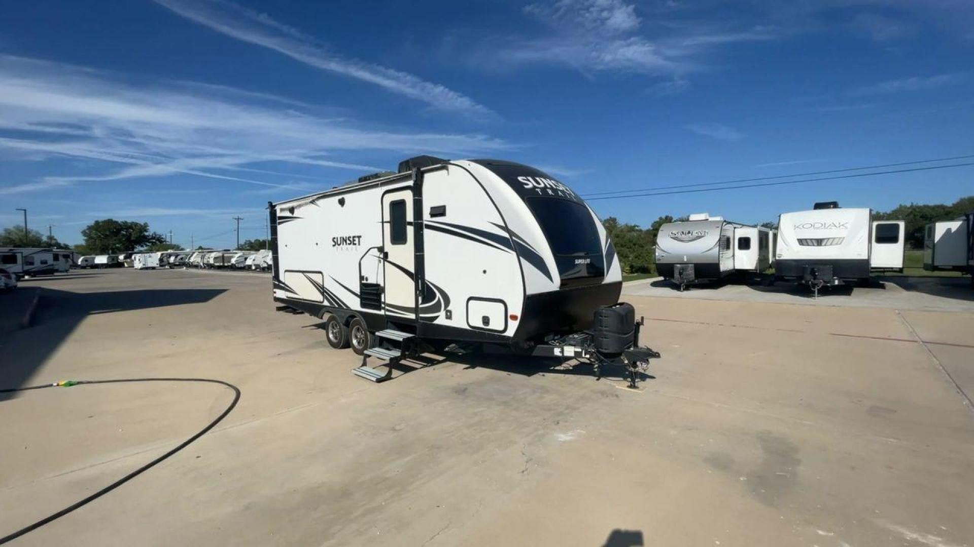 2018 KEYSTONE SUNSET TRAIL 210FK (4YDT21029J5) , Length: 25.92 ft. | Dry Weight: 4,696 lbs. | Gross Weight: 7,600 lbs. | Slides: 1 transmission, located at 4319 N Main Street, Cleburne, TX, 76033, (817) 221-0660, 32.435829, -97.384178 - With the 2018 Keystone Sunset Trail 210FK Travel Trailer, set out on a journey of comfort and style. This travel trailer provides a well-designed living area for your trips, making it perfect for small families or couples. The dimensions of this unit are 25.92 ft in length, 8 ft in width, and 11. - Photo#3