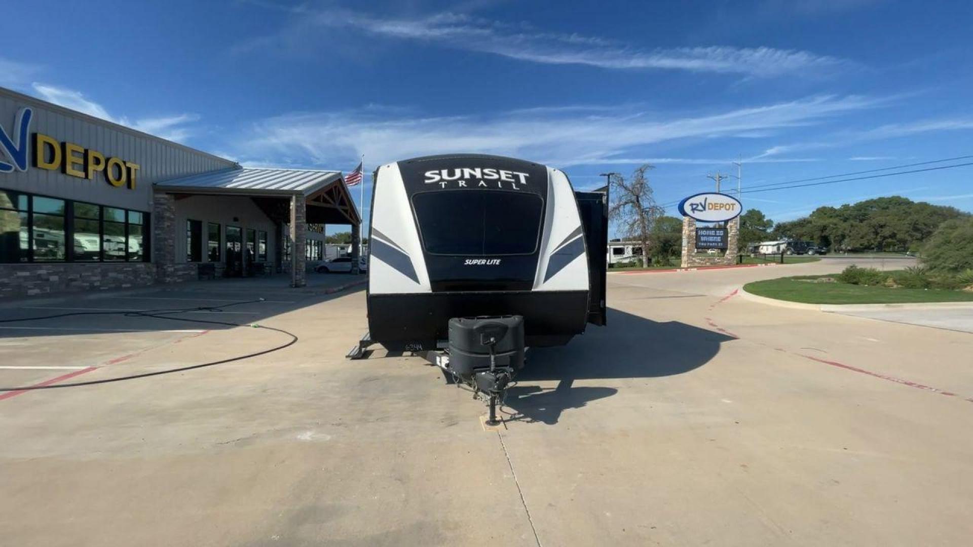 2018 KEYSTONE SUNSET TRAIL 210FK (4YDT21029J5) , Length: 25.92 ft. | Dry Weight: 4,696 lbs. | Gross Weight: 7,600 lbs. | Slides: 1 transmission, located at 4319 N Main Street, Cleburne, TX, 76033, (817) 221-0660, 32.435829, -97.384178 - With the 2018 Keystone Sunset Trail 210FK Travel Trailer, set out on a journey of comfort and style. This travel trailer provides a well-designed living area for your trips, making it perfect for small families or couples. The dimensions of this unit are 25.92 ft in length, 8 ft in width, and 11. - Photo#4