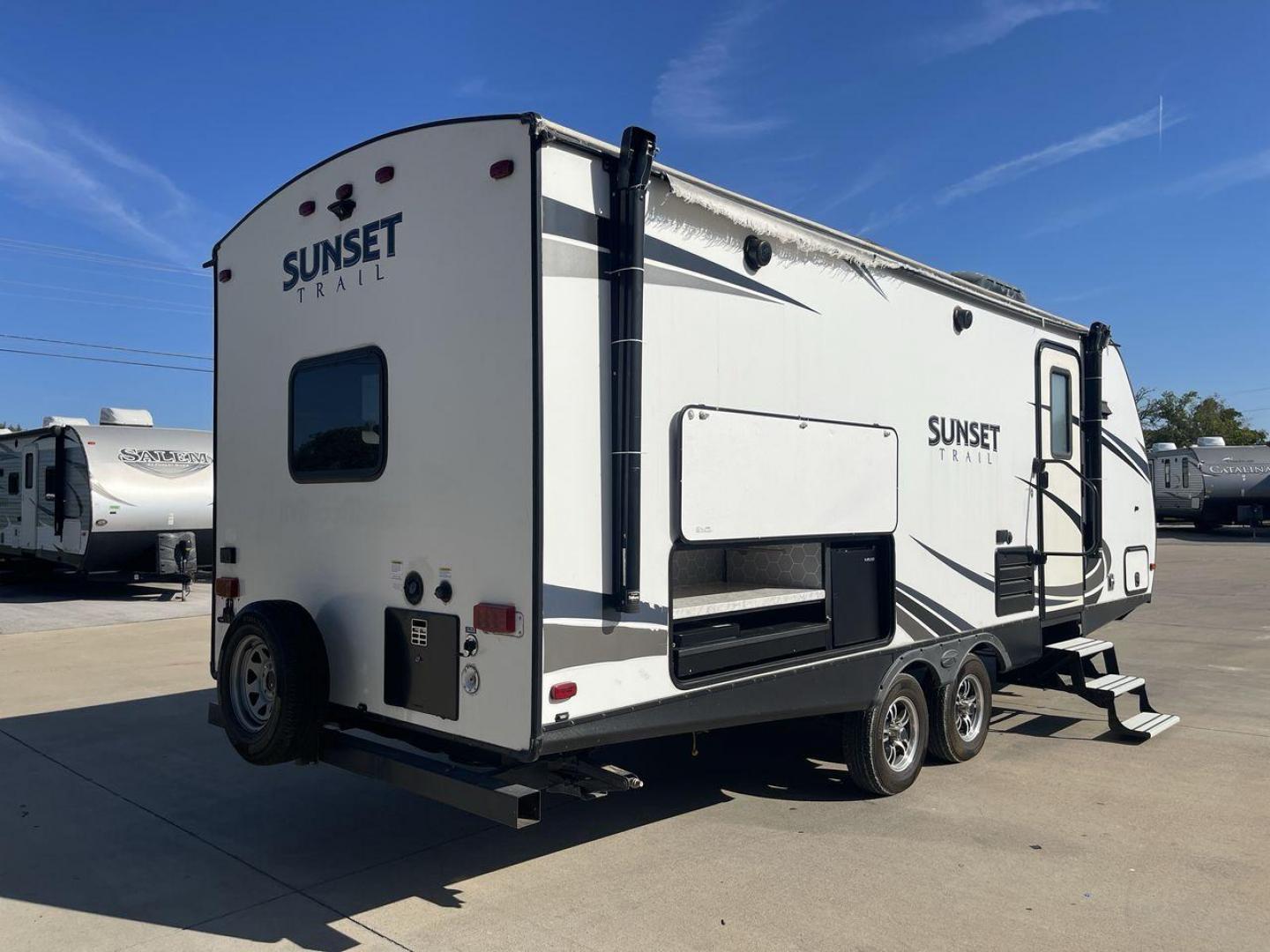 2018 KEYSTONE SUNSET TRAIL 210FK (4YDT21029J5) , Length: 25.92 ft. | Dry Weight: 4,696 lbs. | Gross Weight: 7,600 lbs. | Slides: 1 transmission, located at 4319 N Main Street, Cleburne, TX, 76033, (817) 221-0660, 32.435829, -97.384178 - With the 2018 Keystone Sunset Trail 210FK Travel Trailer, set out on a journey of comfort and style. This travel trailer provides a well-designed living area for your trips, making it perfect for small families or couples. The dimensions of this unit are 25.92 ft in length, 8 ft in width, and 11. - Photo#24