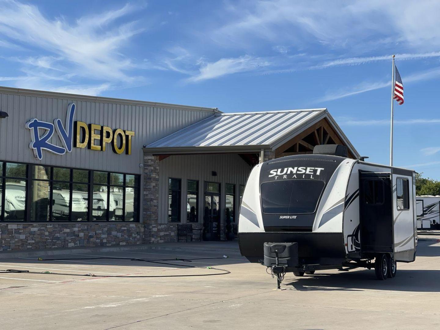 2018 KEYSTONE SUNSET TRAIL 210FK (4YDT21029J5) , Length: 25.92 ft. | Dry Weight: 4,696 lbs. | Gross Weight: 7,600 lbs. | Slides: 1 transmission, located at 4319 N Main Street, Cleburne, TX, 76033, (817) 221-0660, 32.435829, -97.384178 - With the 2018 Keystone Sunset Trail 210FK Travel Trailer, set out on a journey of comfort and style. This travel trailer provides a well-designed living area for your trips, making it perfect for small families or couples. The dimensions of this unit are 25.92 ft in length, 8 ft in width, and 11. - Photo#0