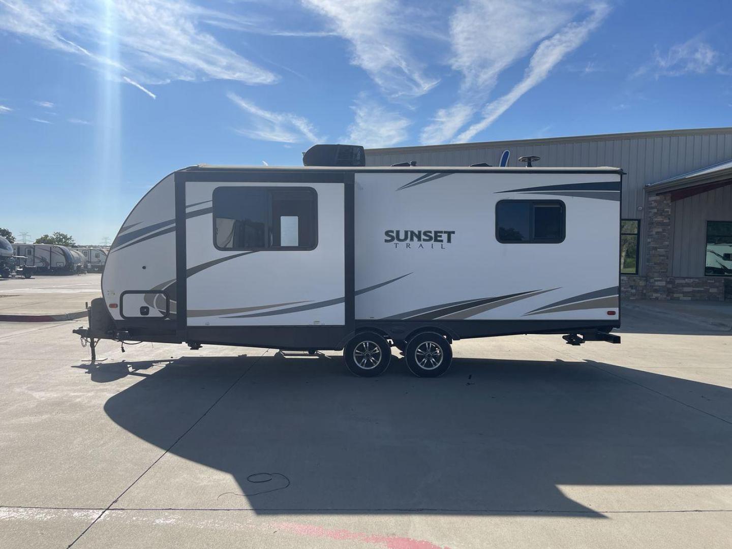 2018 KEYSTONE SUNSET TRAIL 210FK (4YDT21029J5) , Length: 25.92 ft. | Dry Weight: 4,696 lbs. | Gross Weight: 7,600 lbs. | Slides: 1 transmission, located at 4319 N Main Street, Cleburne, TX, 76033, (817) 221-0660, 32.435829, -97.384178 - With the 2018 Keystone Sunset Trail 210FK Travel Trailer, set out on a journey of comfort and style. This travel trailer provides a well-designed living area for your trips, making it perfect for small families or couples. The dimensions of this unit are 25.92 ft in length, 8 ft in width, and 11. - Photo#24