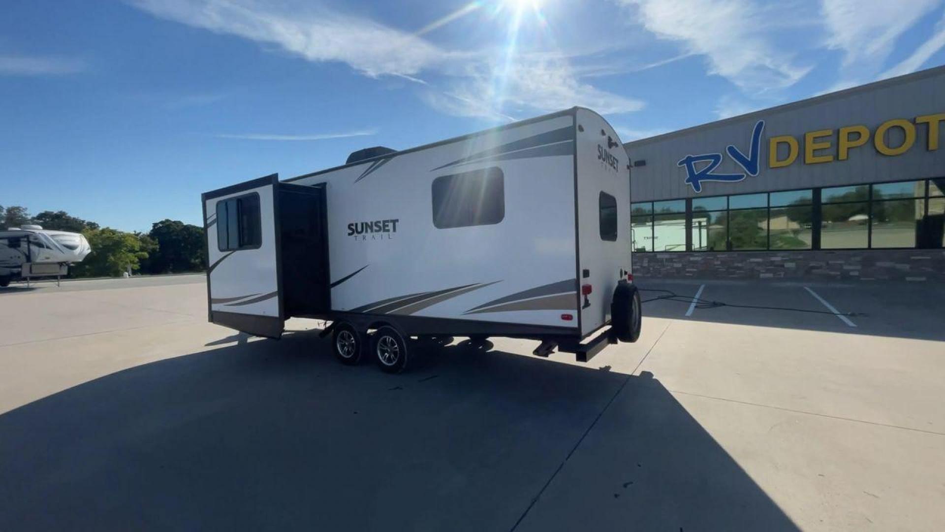 2018 KEYSTONE SUNSET TRAIL 210FK (4YDT21029J5) , Length: 25.92 ft. | Dry Weight: 4,696 lbs. | Gross Weight: 7,600 lbs. | Slides: 1 transmission, located at 4319 N Main Street, Cleburne, TX, 76033, (817) 221-0660, 32.435829, -97.384178 - With the 2018 Keystone Sunset Trail 210FK Travel Trailer, set out on a journey of comfort and style. This travel trailer provides a well-designed living area for your trips, making it perfect for small families or couples. The dimensions of this unit are 25.92 ft in length, 8 ft in width, and 11. - Photo#7