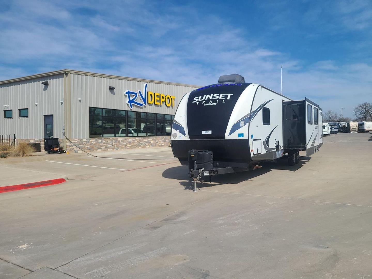 2018 KEYSTONE SUNSET TRAIL 331BH (4YDT33123J5) , Length: 37.5 ft. | Dry Weight: 7,186 lbs. | Gross Weight: 9,735 lbs. | Slides: 3 transmission, located at 4319 N Main Street, Cleburne, TX, 76033, (817) 221-0660, 32.435829, -97.384178 - Board this 2018 Keystone Sunset Trail 331BH to your family's dream destination and enjoy all the fantastic amenities it has to offer! It measures 37.5 ft. in length and 11.17 ft. in height. It has a dry weight of 7,186 lbs. with a hitch weight of 936 lbs. Its exterior is white with black graphics. I - Photo#0