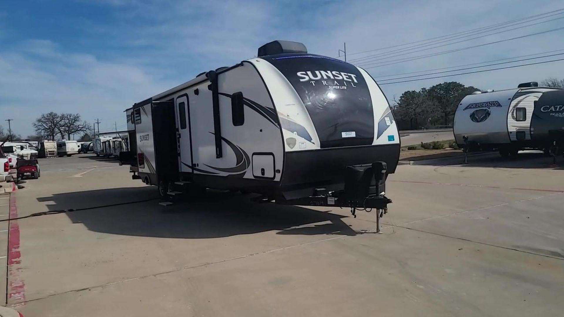 2018 KEYSTONE SUNSET TRAIL 331BH (4YDT33123J5) , Length: 37.5 ft. | Dry Weight: 7,186 lbs. | Gross Weight: 9,735 lbs. | Slides: 3 transmission, located at 4319 N Main Street, Cleburne, TX, 76033, (817) 221-0660, 32.435829, -97.384178 - Board this 2018 Keystone Sunset Trail 331BH to your family's dream destination and enjoy all the fantastic amenities it has to offer! It measures 37.5 ft. in length and 11.17 ft. in height. It has a dry weight of 7,186 lbs. with a hitch weight of 936 lbs. Its exterior is white with black graphics. I - Photo#3