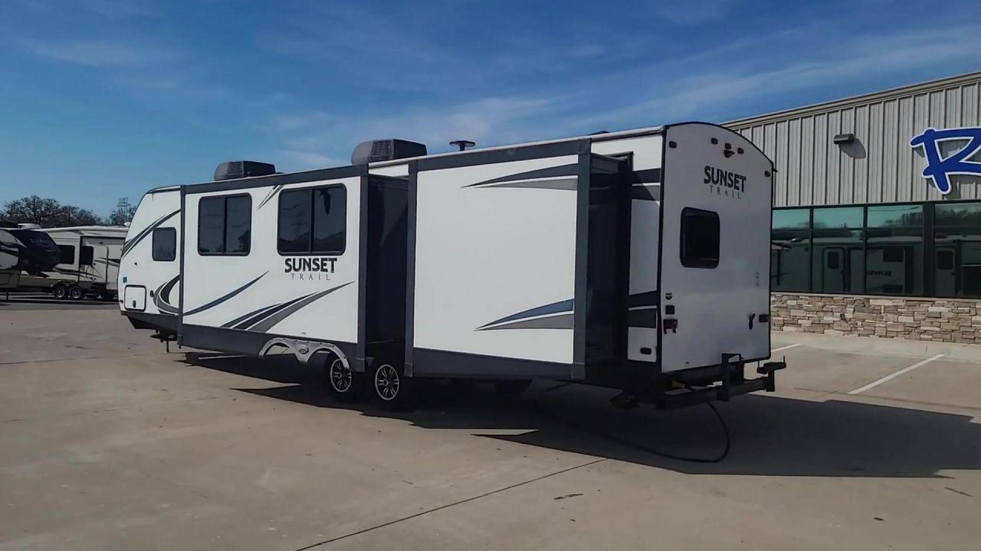 2018 KEYSTONE SUNSET TRAIL 331BH (4YDT33123J5) , Length: 37.5 ft. | Dry Weight: 7,186 lbs. | Gross Weight: 9,735 lbs. | Slides: 3 transmission, located at 4319 N Main Street, Cleburne, TX, 76033, (817) 221-0660, 32.435829, -97.384178 - Board this 2018 Keystone Sunset Trail 331BH to your family's dream destination and enjoy all the fantastic amenities it has to offer! It measures 37.5 ft. in length and 11.17 ft. in height. It has a dry weight of 7,186 lbs. with a hitch weight of 936 lbs. Its exterior is white with black graphics. I - Photo#7