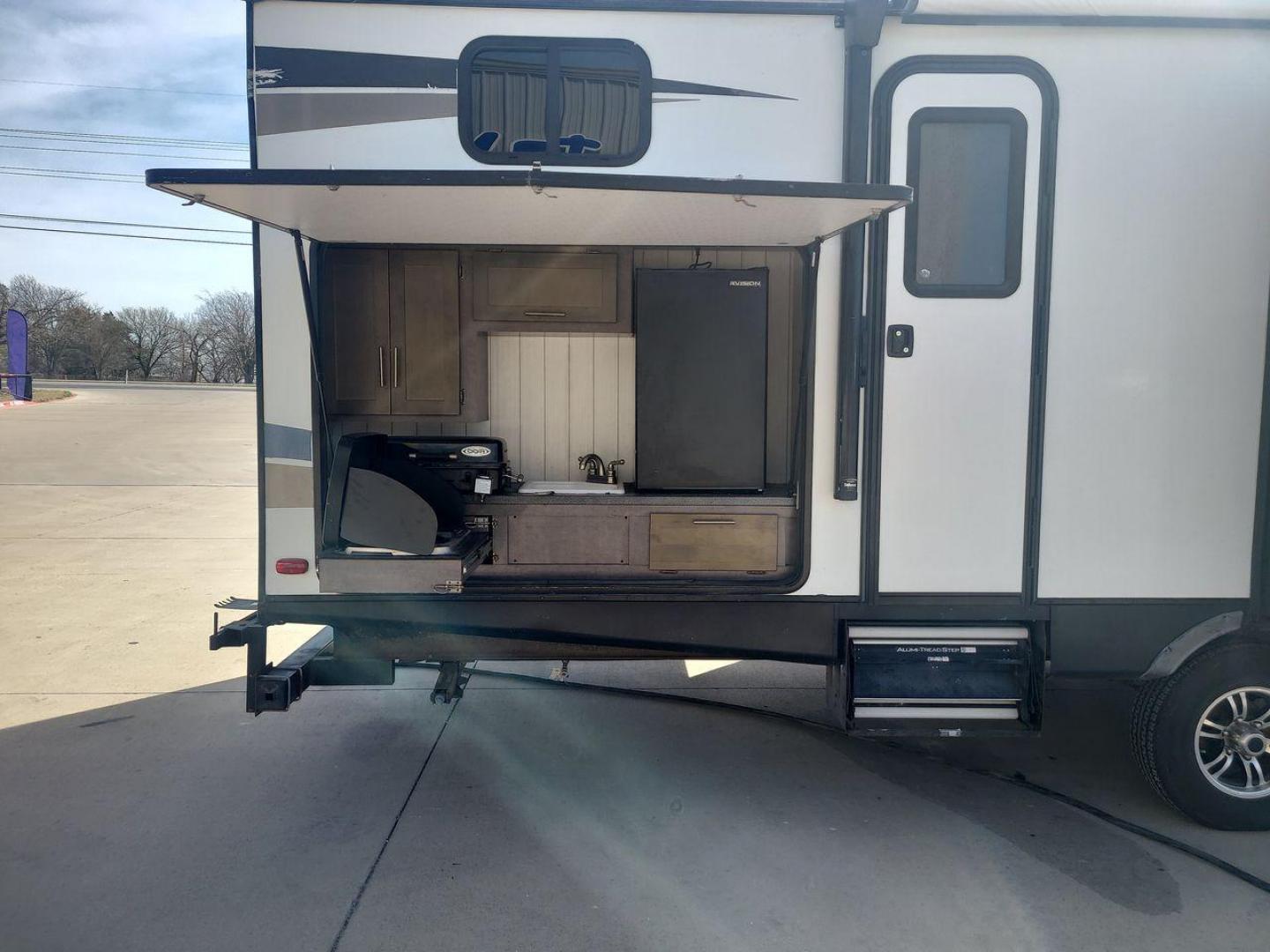 2018 KEYSTONE SUNSET TRAIL 331BH (4YDT33123J5) , Length: 37.5 ft. | Dry Weight: 7,186 lbs. | Gross Weight: 9,735 lbs. | Slides: 3 transmission, located at 4319 N Main Street, Cleburne, TX, 76033, (817) 221-0660, 32.435829, -97.384178 - Board this 2018 Keystone Sunset Trail 331BH to your family's dream destination and enjoy all the fantastic amenities it has to offer! It measures 37.5 ft. in length and 11.17 ft. in height. It has a dry weight of 7,186 lbs. with a hitch weight of 936 lbs. Its exterior is white with black graphics. I - Photo#19