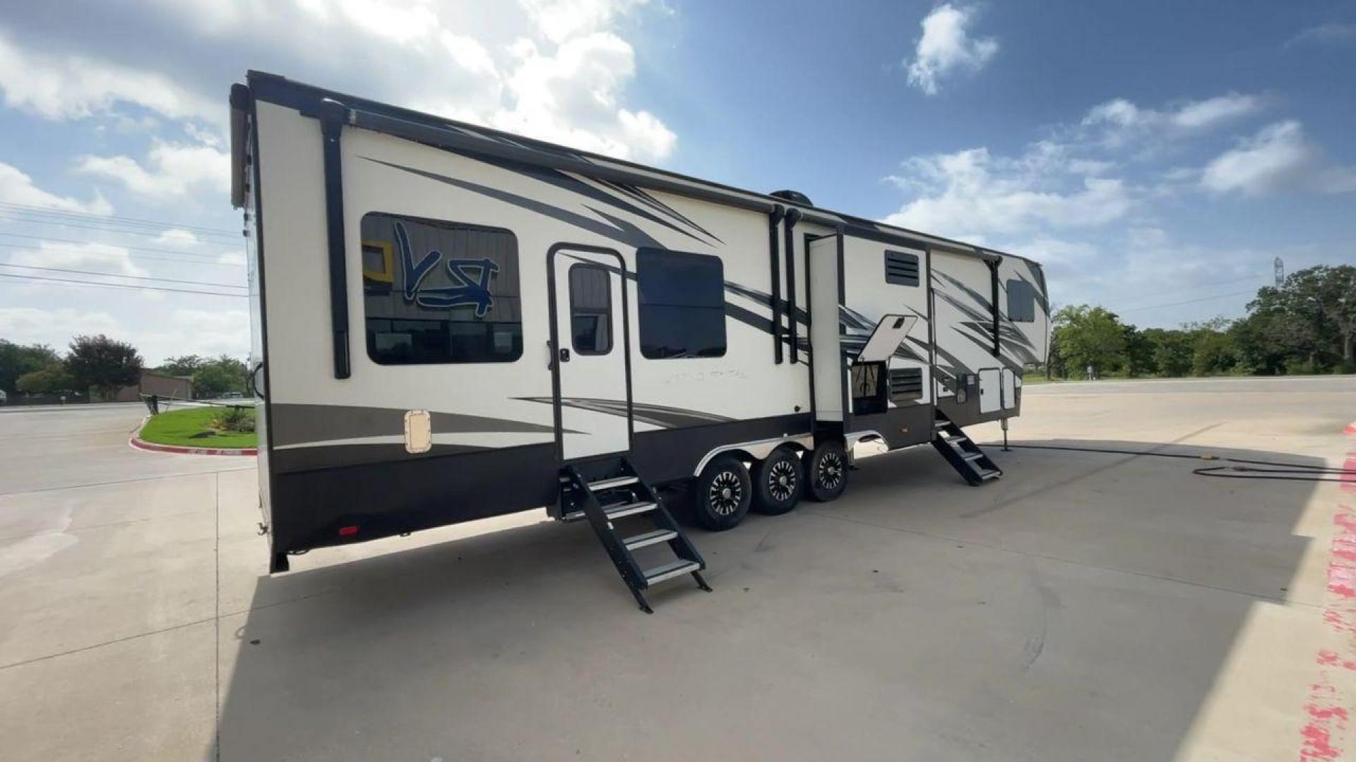 2018 KEYSTONE VOLTAGE EPIC 4210 (4YDF42133JZ) , Length: 43.92 ft. | Dry Weight: 15,771 lbs. | Slides: 3 transmission, located at 4319 N Main Street, Cleburne, TX, 76033, (817) 221-0660, 32.435829, -97.384178 - Photo#1