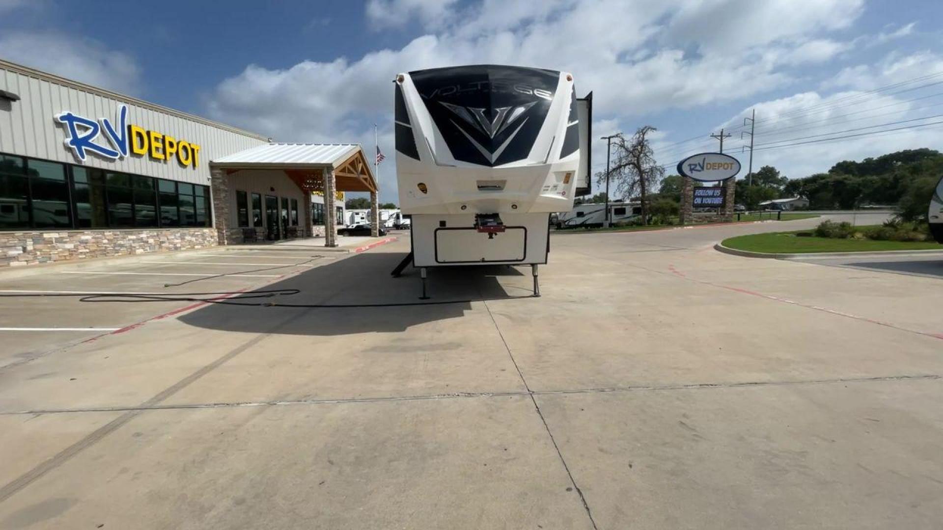 2018 KEYSTONE VOLTAGE EPIC 4210 (4YDF42133JZ) , Length: 43.92 ft. | Dry Weight: 15,771 lbs. | Slides: 3 transmission, located at 4319 N Main Street, Cleburne, TX, 76033, (817) 221-0660, 32.435829, -97.384178 - Photo#4