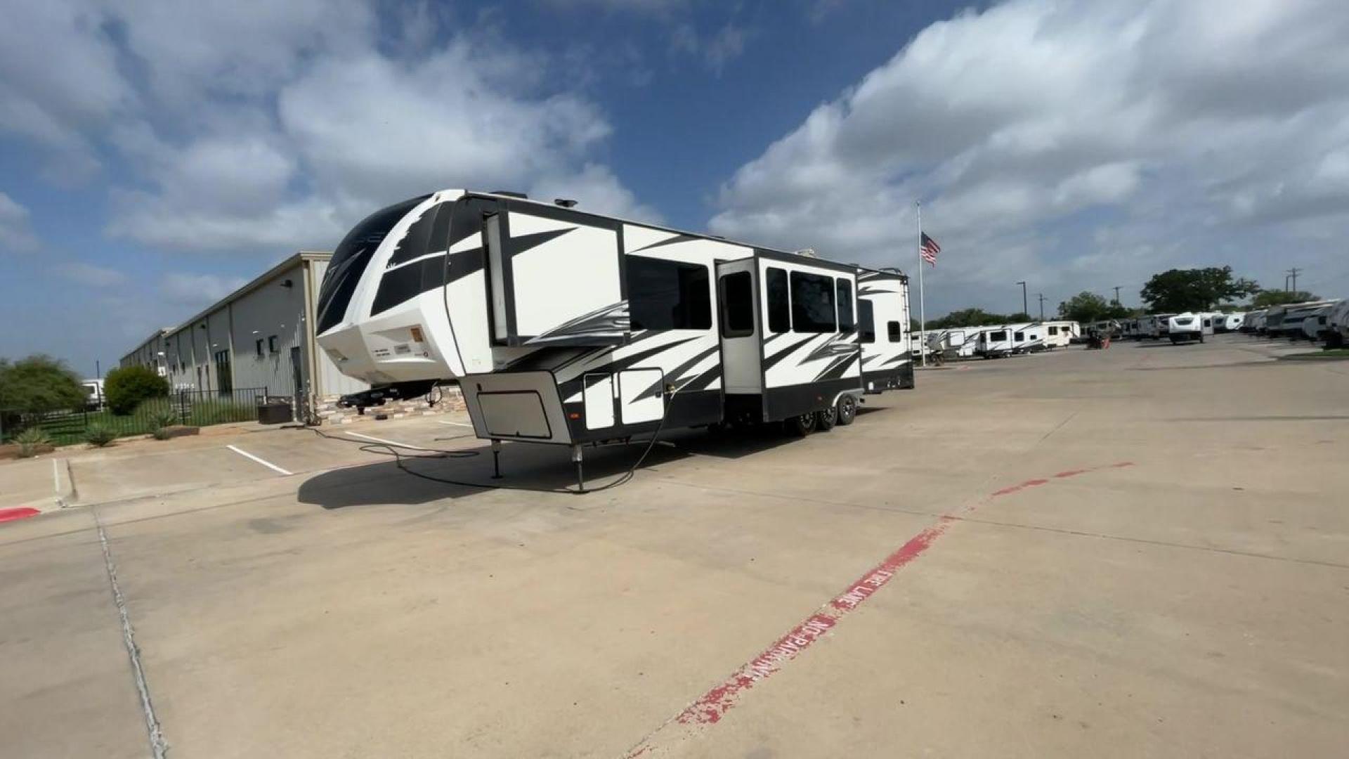 2018 KEYSTONE VOLTAGE EPIC 4210 (4YDF42133JZ) , Length: 43.92 ft. | Dry Weight: 15,771 lbs. | Slides: 3 transmission, located at 4319 N Main Street, Cleburne, TX, 76033, (817) 221-0660, 32.435829, -97.384178 - Photo#5