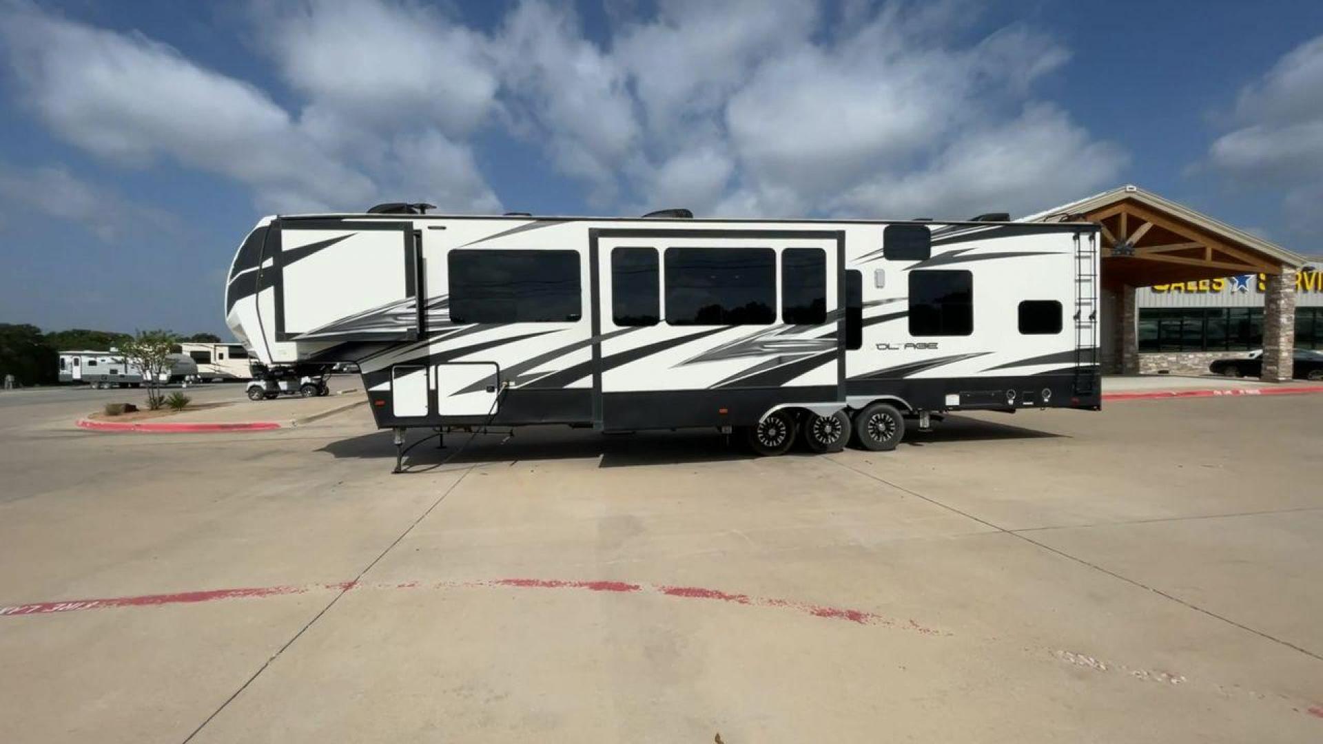 2018 KEYSTONE VOLTAGE EPIC 4210 (4YDF42133JZ) , Length: 43.92 ft. | Dry Weight: 15,771 lbs. | Slides: 3 transmission, located at 4319 N Main Street, Cleburne, TX, 76033, (817) 221-0660, 32.435829, -97.384178 - Photo#6