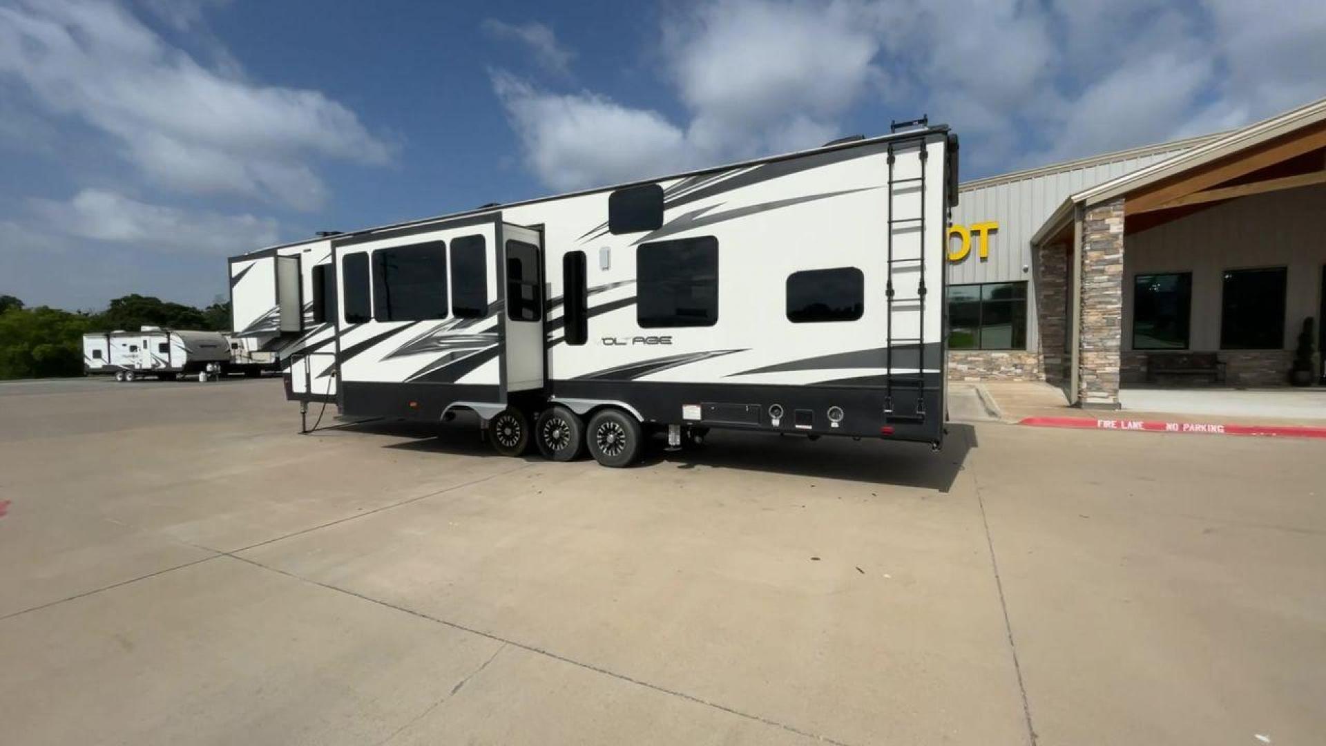 2018 KEYSTONE VOLTAGE EPIC 4210 (4YDF42133JZ) , Length: 43.92 ft. | Dry Weight: 15,771 lbs. | Slides: 3 transmission, located at 4319 N Main Street, Cleburne, TX, 76033, (817) 221-0660, 32.435829, -97.384178 - Photo#7