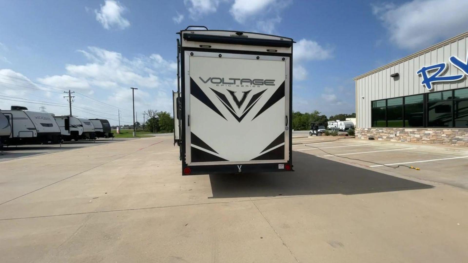 2018 KEYSTONE VOLTAGE EPIC 4210 (4YDF42133JZ) , Length: 43.92 ft. | Dry Weight: 15,771 lbs. | Slides: 3 transmission, located at 4319 N Main Street, Cleburne, TX, 76033, (817) 221-0660, 32.435829, -97.384178 - Photo#8