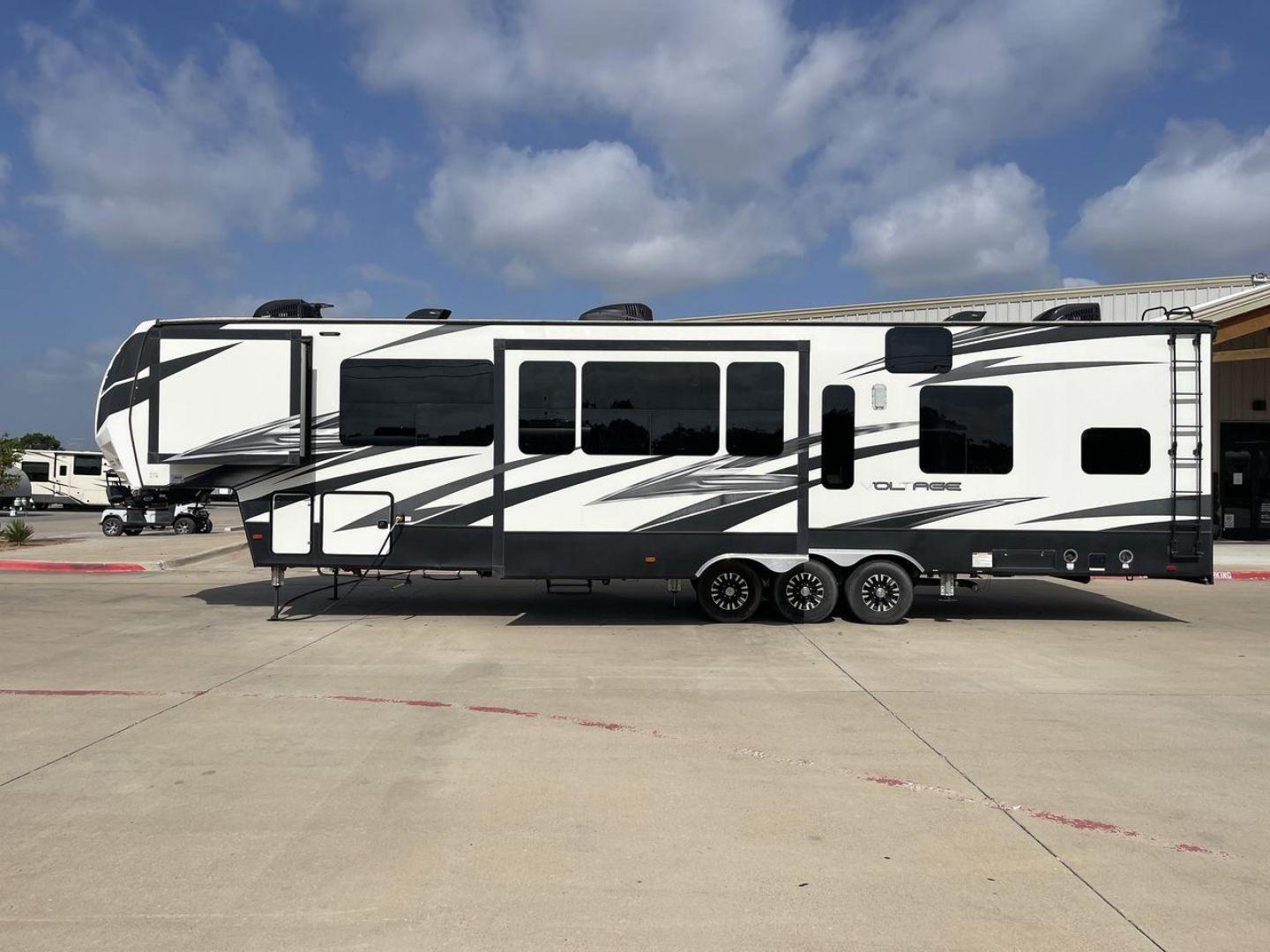 2018 KEYSTONE VOLTAGE EPIC 4210 (4YDF42133JZ) , Length: 43.92 ft. | Dry Weight: 15,771 lbs. | Slides: 3 transmission, located at 4319 N Main Street, Cleburne, TX, 76033, (817) 221-0660, 32.435829, -97.384178 - Photo#24