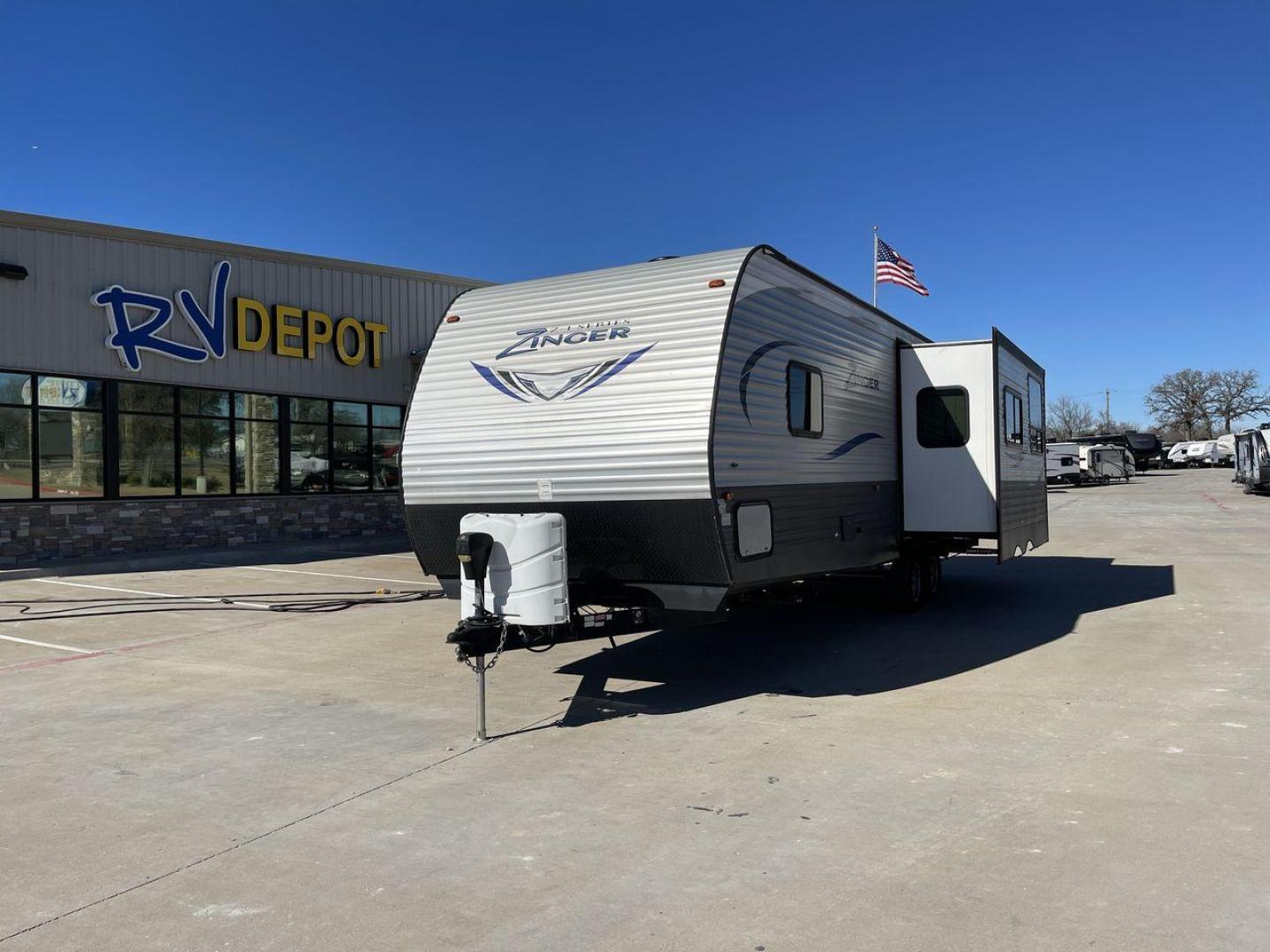 2018 WHITE KEYSTONE ZINGER 280RK (4YDT28021JS) , Length: 32.92 ft. | Dry Weight: 6,570 lbs. | Gross Weight: 9,610 lbs. | Slides: 1 transmission, located at 4319 N Main Street, Cleburne, TX, 76033, (817) 221-0660, 32.435829, -97.384178 - Prepare a campout with the family this weekend in this 2018 Keystone Zinger 280RK travel trailer. It features amenities that serve you domestic comfort and convenience on the road! This unit measures 32.92 ft in length, 8 ft in width, 11.17 ft in height, and 6.75 ft in interior height. It has a dry - Photo#0