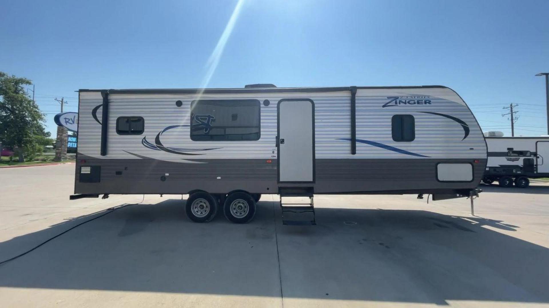 2018 WHITE KEYSTONE ZINGER 280RK (4YDT28021JS) , Length: 32.92 ft. | Dry Weight: 6,570 lbs. | Gross Weight: 9,610 lbs. | Slides: 1 transmission, located at 4319 N Main Street, Cleburne, TX, 76033, (817) 221-0660, 32.435829, -97.384178 - Prepare a campout with the family this weekend in this 2018 Keystone Zinger 280RK travel trailer. It features amenities that serve you domestic comfort and convenience on the road! This unit measures 32.92 ft in length, 8 ft in width, 11.17 ft in height, and 6.75 ft in interior height. It has a dry - Photo#2