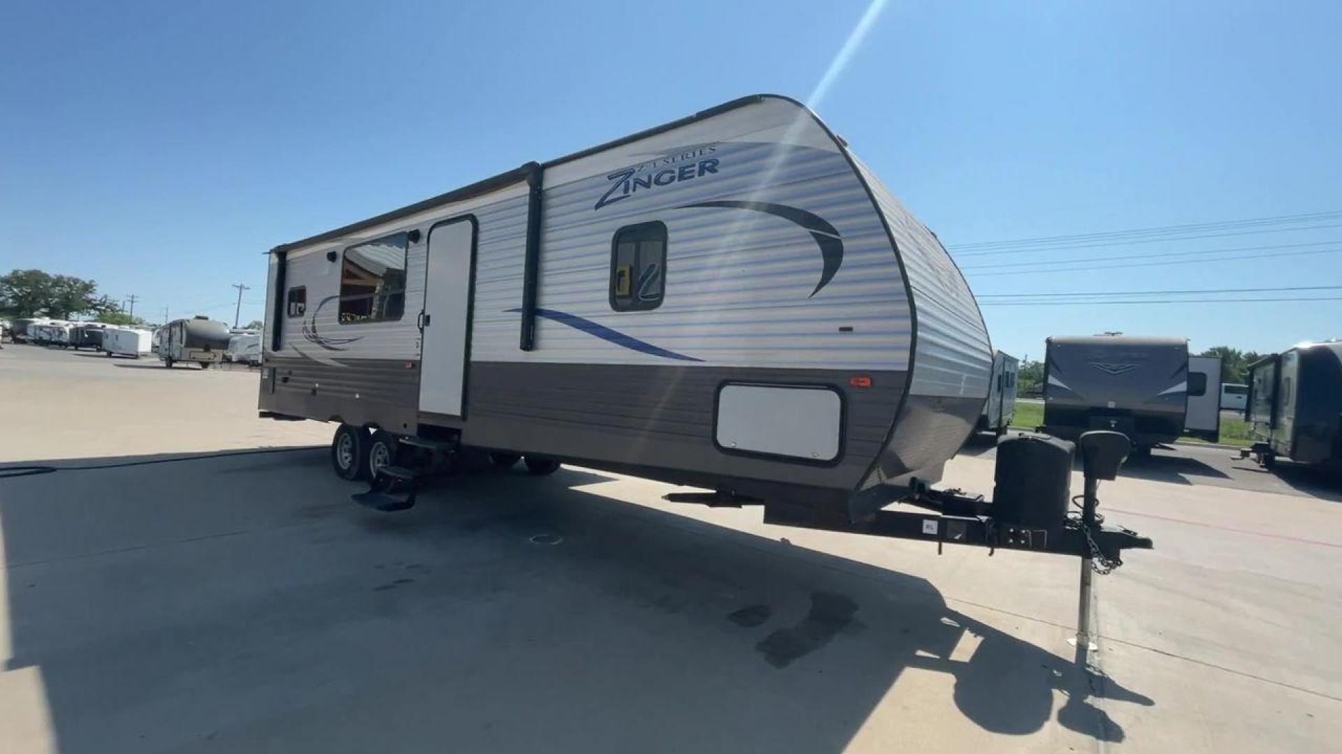 2018 WHITE KEYSTONE ZINGER 280RK (4YDT28021JS) , Length: 32.92 ft. | Dry Weight: 6,570 lbs. | Gross Weight: 9,610 lbs. | Slides: 1 transmission, located at 4319 N Main Street, Cleburne, TX, 76033, (817) 221-0660, 32.435829, -97.384178 - Prepare a campout with the family this weekend in this 2018 Keystone Zinger 280RK travel trailer. It features amenities that serve you domestic comfort and convenience on the road! This unit measures 32.92 ft in length, 8 ft in width, 11.17 ft in height, and 6.75 ft in interior height. It has a dry - Photo#3