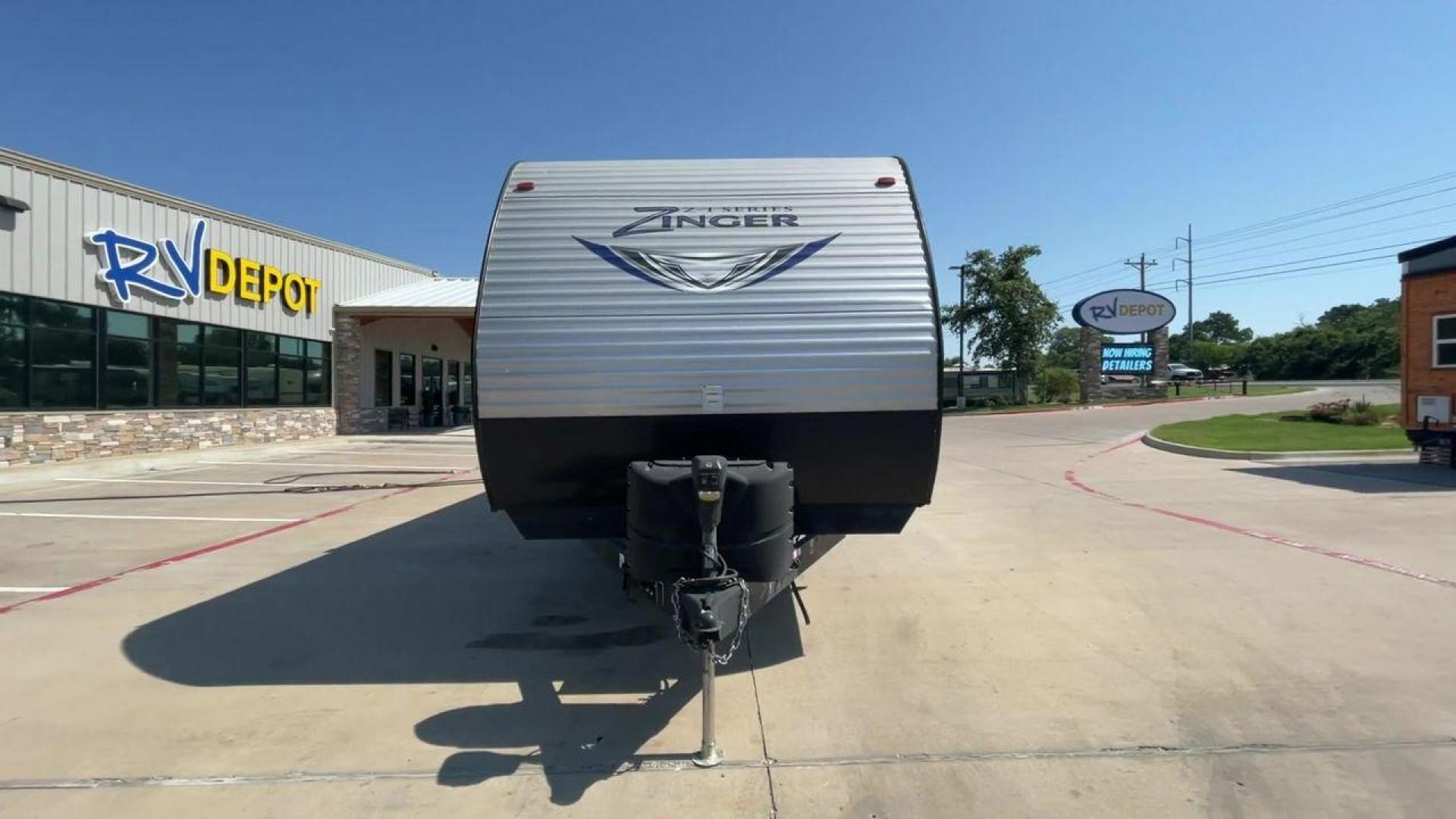 2018 WHITE KEYSTONE ZINGER 280RK (4YDT28021JS) , Length: 32.92 ft. | Dry Weight: 6,570 lbs. | Gross Weight: 9,610 lbs. | Slides: 1 transmission, located at 4319 N Main Street, Cleburne, TX, 76033, (817) 221-0660, 32.435829, -97.384178 - Prepare a campout with the family this weekend in this 2018 Keystone Zinger 280RK travel trailer. It features amenities that serve you domestic comfort and convenience on the road! This unit measures 32.92 ft in length, 8 ft in width, 11.17 ft in height, and 6.75 ft in interior height. It has a dry - Photo#4