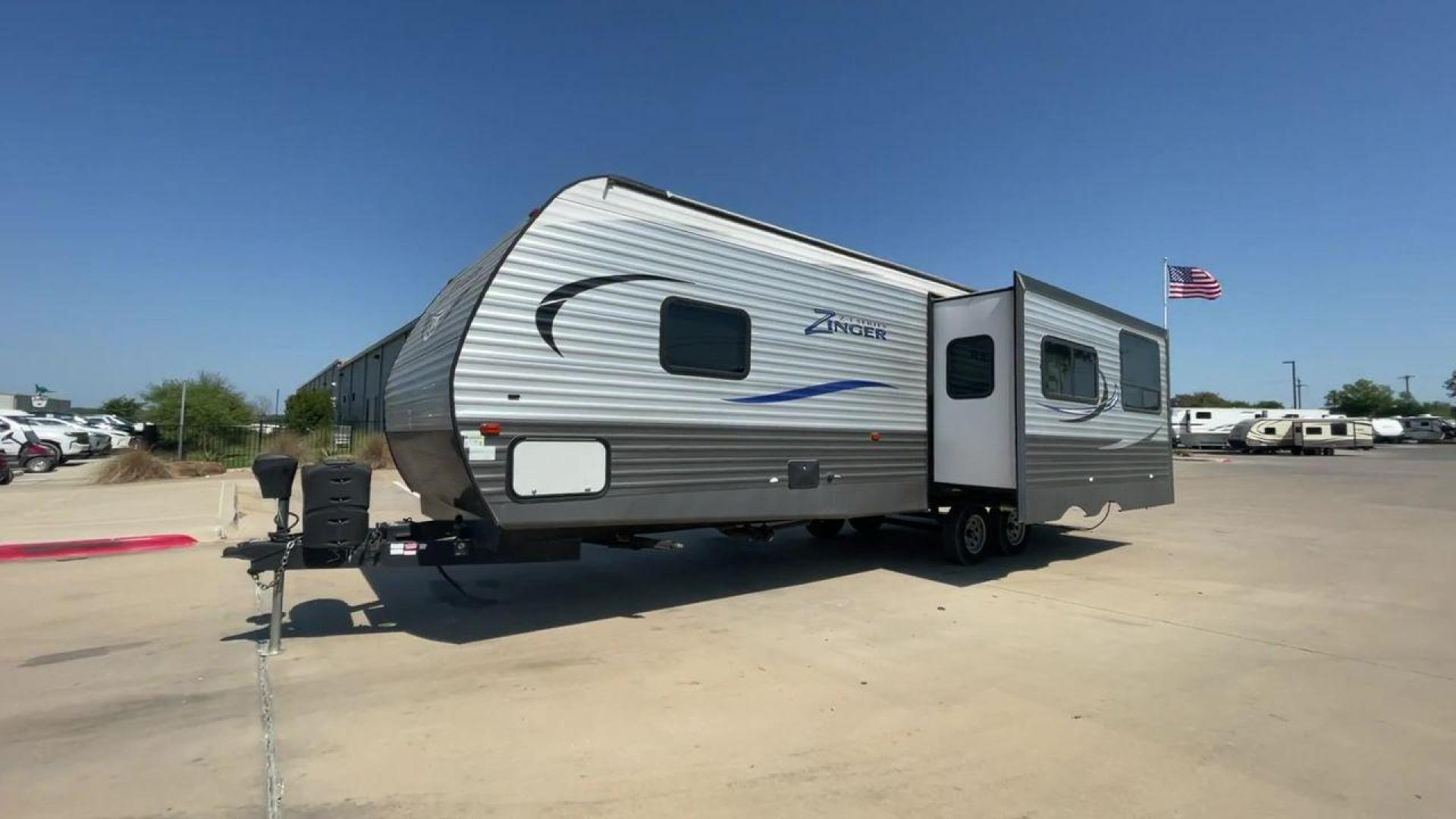 2018 WHITE KEYSTONE ZINGER 280RK (4YDT28021JS) , Length: 32.92 ft. | Dry Weight: 6,570 lbs. | Gross Weight: 9,610 lbs. | Slides: 1 transmission, located at 4319 N Main Street, Cleburne, TX, 76033, (817) 221-0660, 32.435829, -97.384178 - Prepare a campout with the family this weekend in this 2018 Keystone Zinger 280RK travel trailer. It features amenities that serve you domestic comfort and convenience on the road! This unit measures 32.92 ft in length, 8 ft in width, 11.17 ft in height, and 6.75 ft in interior height. It has a dry - Photo#5