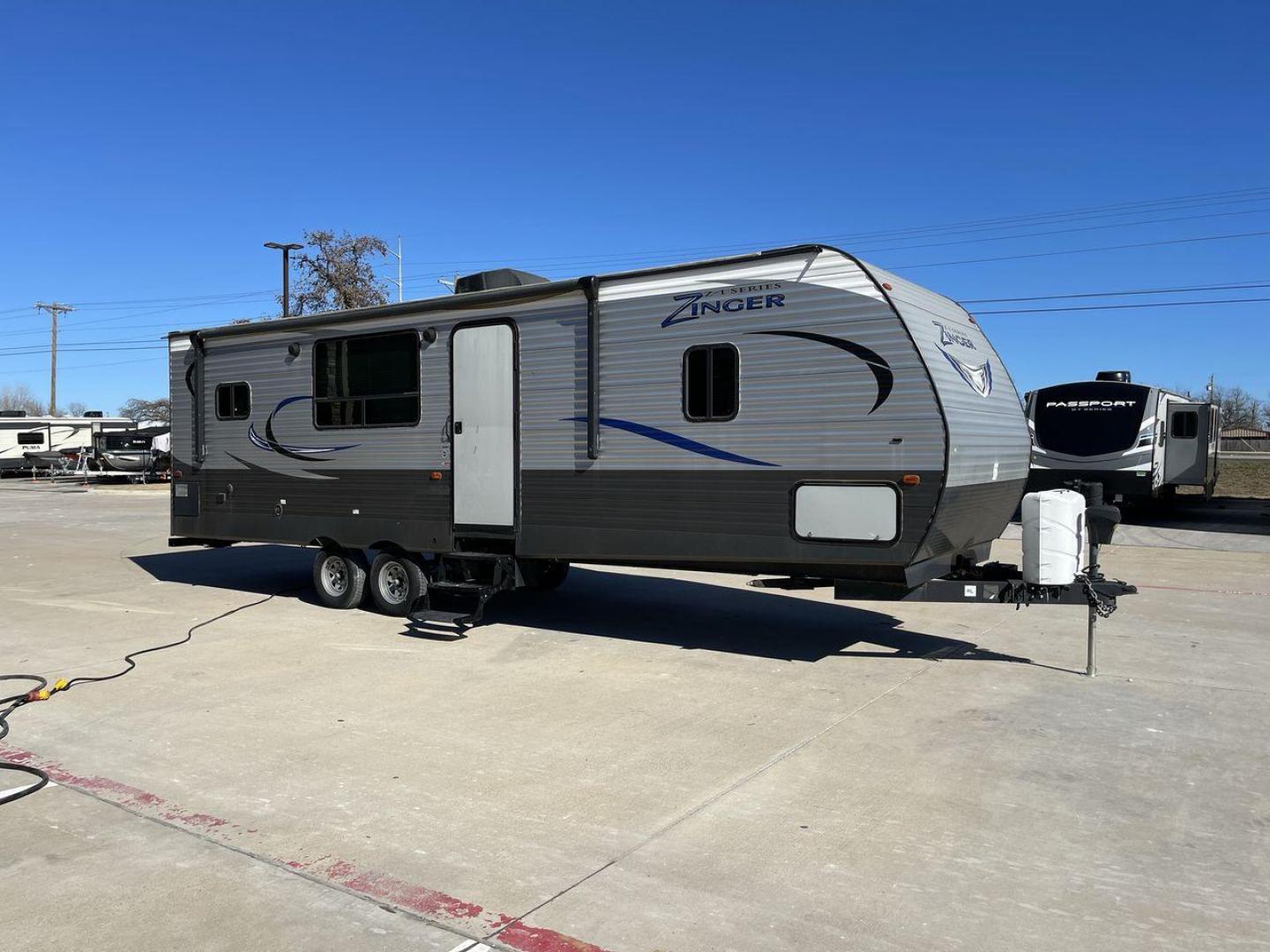 2018 WHITE KEYSTONE ZINGER 280RK (4YDT28021JS) , Length: 32.92 ft. | Dry Weight: 6,570 lbs. | Gross Weight: 9,610 lbs. | Slides: 1 transmission, located at 4319 N Main Street, Cleburne, TX, 76033, (817) 221-0660, 32.435829, -97.384178 - Prepare a campout with the family this weekend in this 2018 Keystone Zinger 280RK travel trailer. It features amenities that serve you domestic comfort and convenience on the road! This unit measures 32.92 ft in length, 8 ft in width, 11.17 ft in height, and 6.75 ft in interior height. It has a dry - Photo#21