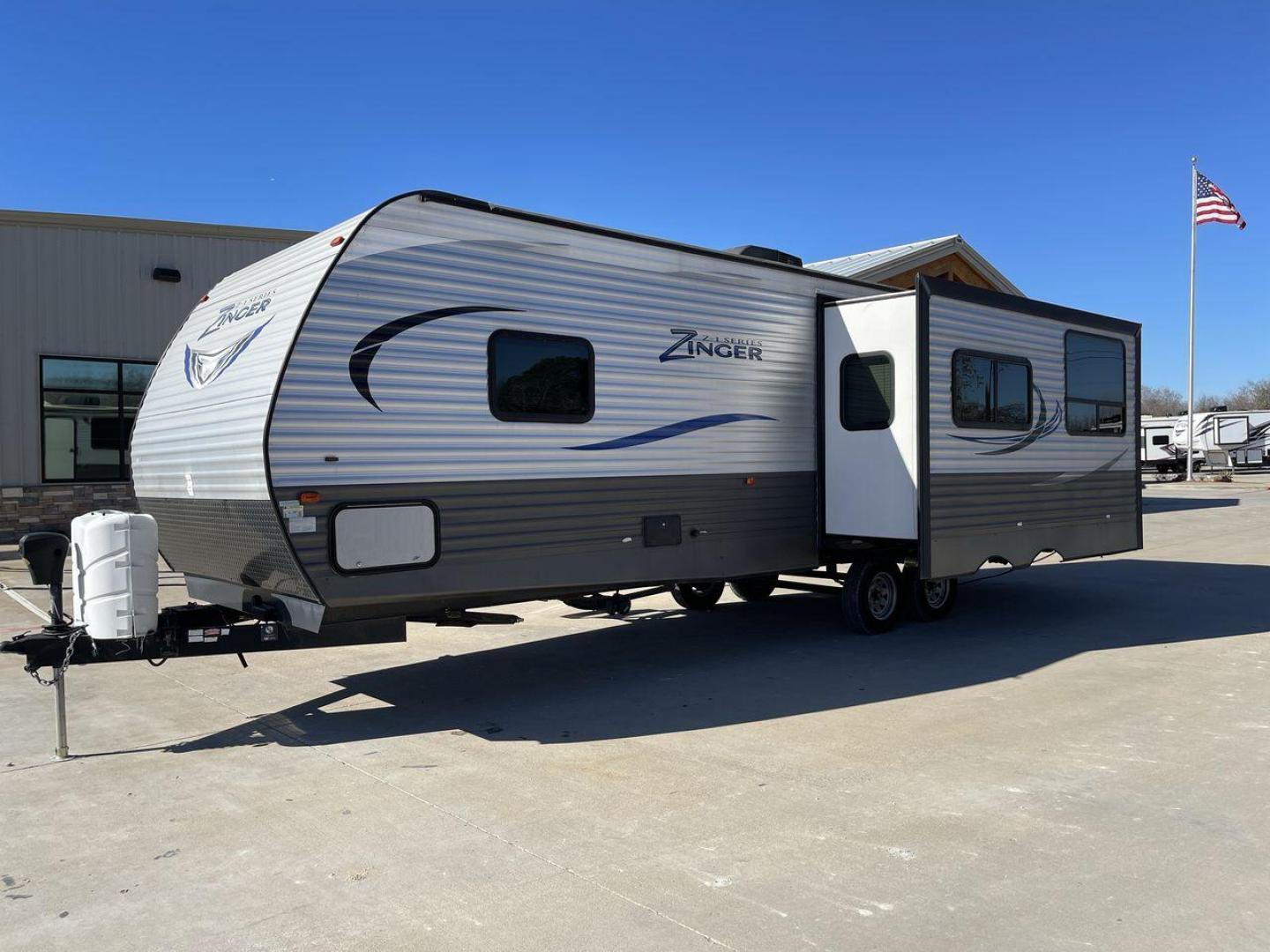 2018 WHITE KEYSTONE ZINGER 280RK (4YDT28021JS) , Length: 32.92 ft. | Dry Weight: 6,570 lbs. | Gross Weight: 9,610 lbs. | Slides: 1 transmission, located at 4319 N Main Street, Cleburne, TX, 76033, (817) 221-0660, 32.435829, -97.384178 - Prepare a campout with the family this weekend in this 2018 Keystone Zinger 280RK travel trailer. It features amenities that serve you domestic comfort and convenience on the road! This unit measures 32.92 ft in length, 8 ft in width, 11.17 ft in height, and 6.75 ft in interior height. It has a dry - Photo#22