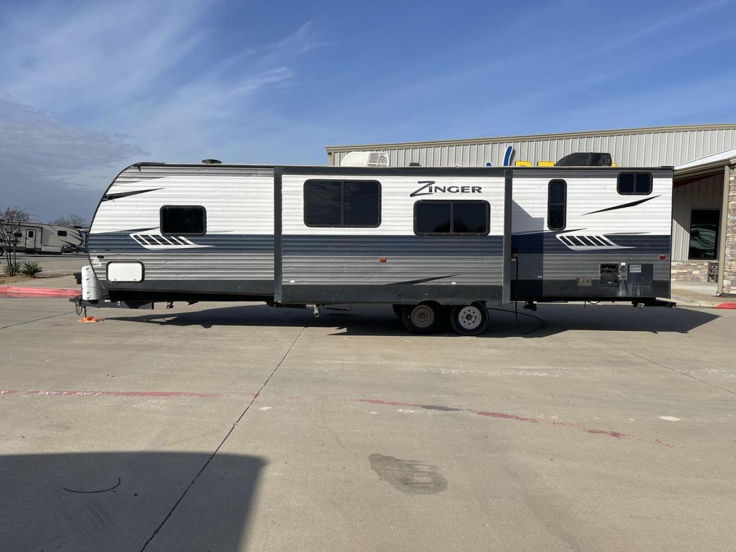 2018 GRAY KEYSTONE ZINGER 330BH (4YDT3302XJS) , Length: 37.5 ft. | Dry Weight: 7,980 lbs. | Gross Weight: 9,800 lbs. | Slides: 2 transmission, located at 4319 N Main Street, Cleburne, TX, 76033, (817) 221-0660, 32.435829, -97.384178 - This 2018 Keystone Zinger 330BH is a dual-axle steel wheel setup measuring 37.5 ft. long and 11.25 ft. tall. It has a dry weight of 7,980 lbs. and a GVWR of 9,800 lbs. It also comes with two slides as well as one 20-foot awning. This travel trailer is a bunkhouse model that offers sleeping space f - Photo#24