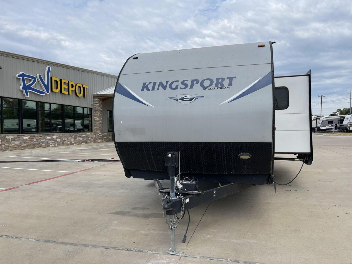 2018 GRAY KINGSPORT 301TB (1NL1GTS2XJ1) , Length: 33.58 ft. | Dry Weight: 6,845 lbs. | Slides: 1 transmission, located at 4319 N Main Street, Cleburne, TX, 76033, (817) 221-0660, 32.435829, -97.384178 - The 2018 Kingsport 301TB travel trailer will help you prepare for your next vacation. This well-thought-out, kid-friendly RV is your ticket to enjoyable and unique camping trips. The dimensions of this unit are 34.08 ft in length, 8 ft in width, and 10.75 ft in height. It has a dry weight of 6,845 l - Photo#0