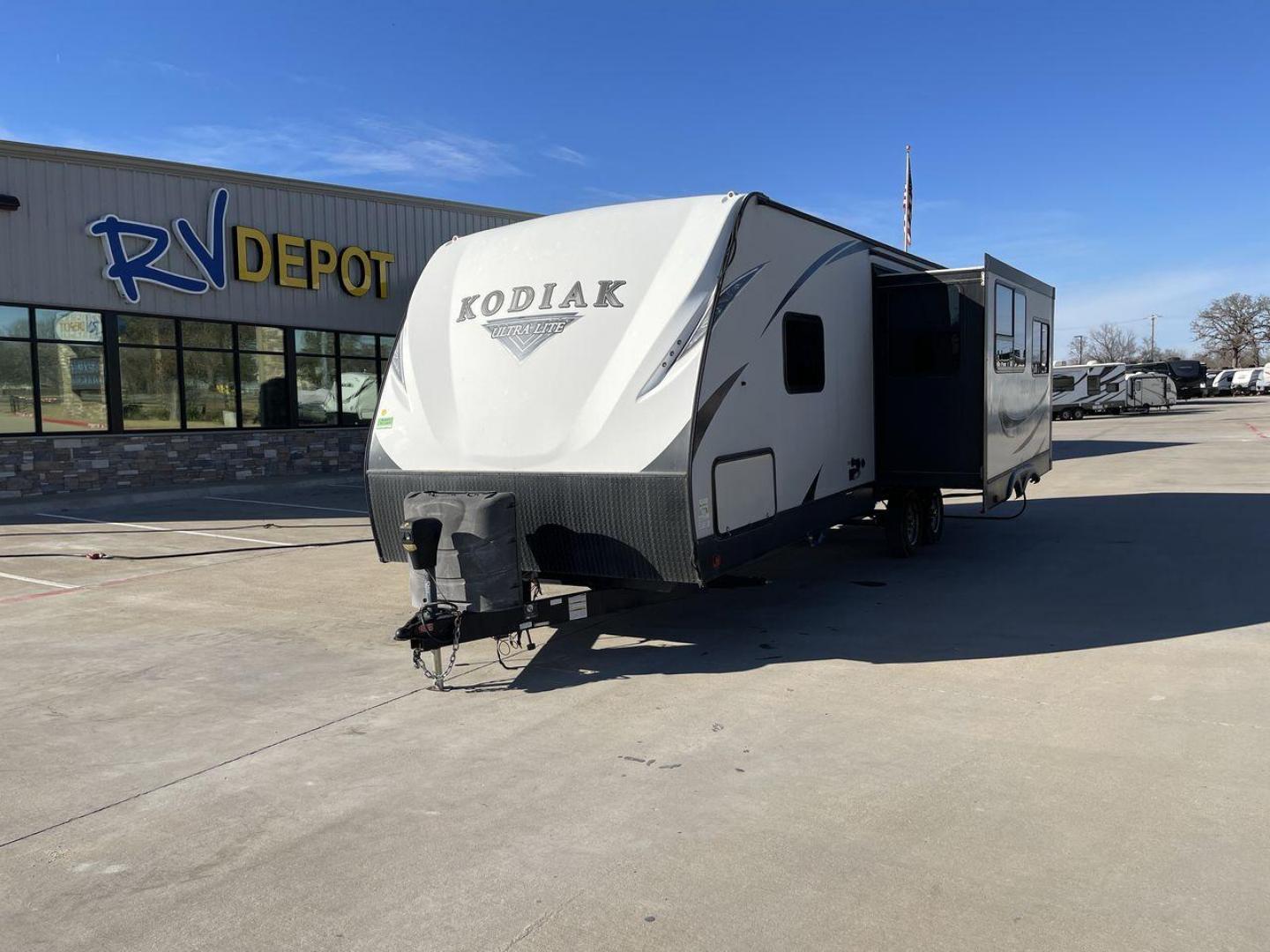 2018 GRAY KODIAK ULTRA LITE 264RLSL (4YDT2642XJJ) , Length: 31.17 ft. | Dry Weight: 5,518 lbs. | Slides: 1 transmission, located at 4319 N Main Street, Cleburne, TX, 76033, (817) 221-0660, 32.435829, -97.384178 - Photo#0