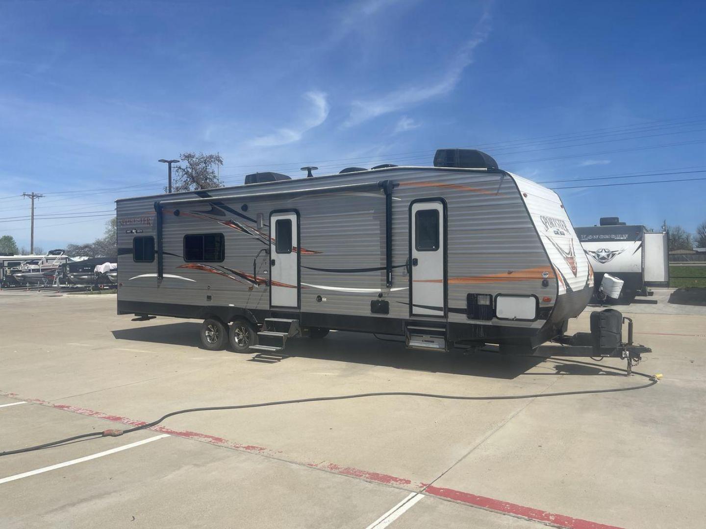 2018 WHITE KZ SPORTSTER 301TH (4EZTG3123J5) , located at 4319 N Main Street, Cleburne, TX, 76033, (817) 221-0660, 32.435829, -97.384178 - Photo#22