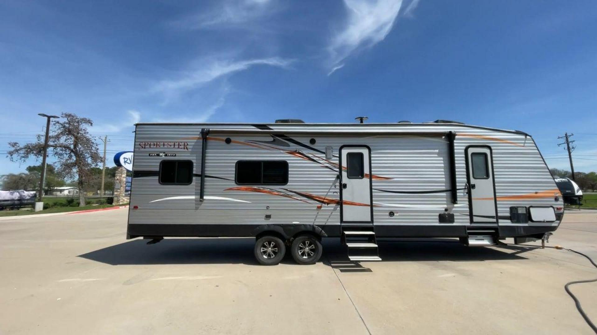 2018 WHITE KZ SPORTSTER 301TH (4EZTG3123J5) , located at 4319 N Main Street, Cleburne, TX, 76033, (817) 221-0660, 32.435829, -97.384178 - Photo#2