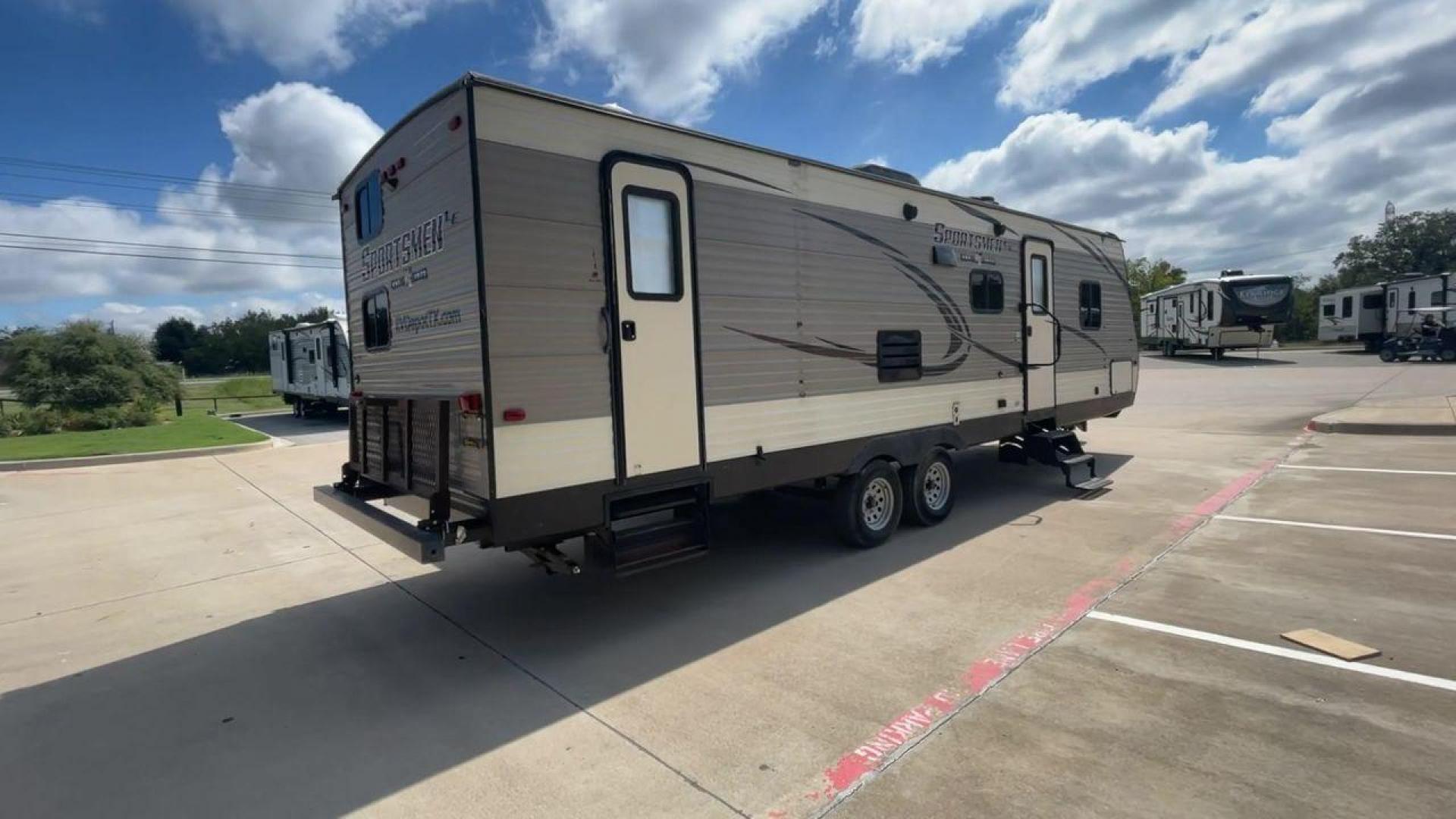 2018 KZ SPREE SPORTSMAN (4EZTU2928J5) , Length: 33.17 ft. | Dry Weight: 6,020 lbs. | Gross Weight: 8,000 lbs. | Slides: 1 transmission, located at 4319 N Main Street, Cleburne, TX, 76033, (817) 221-0660, 32.435829, -97.384178 - The 2018 KZ Sportsmen 291BHLE is a versatile and spacious travel trailer designed to accommodate families or groups looking for comfort on the road. Measuring 33.17 feet long, with a dry weight of 6,020 lbs. and a gross weight of 8,000 lbs., this trailer strikes an ideal balance between space and to - Photo#1