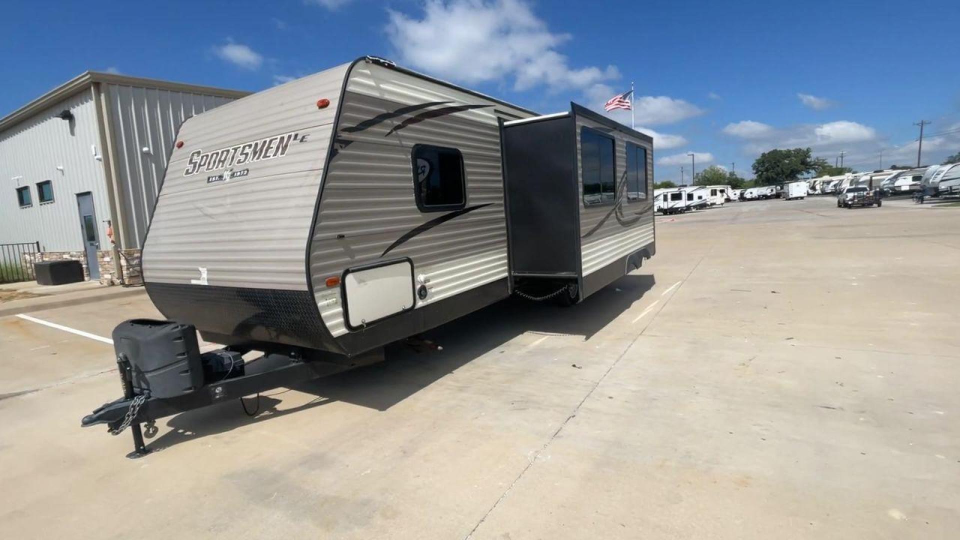 2018 KZ SPREE SPORTSMAN (4EZTU2928J5) , Length: 33.17 ft. | Dry Weight: 6,020 lbs. | Gross Weight: 8,000 lbs. | Slides: 1 transmission, located at 4319 N Main Street, Cleburne, TX, 76033, (817) 221-0660, 32.435829, -97.384178 - The 2018 KZ Sportsmen 291BHLE is a versatile and spacious travel trailer designed to accommodate families or groups looking for comfort on the road. Measuring 33.17 feet long, with a dry weight of 6,020 lbs. and a gross weight of 8,000 lbs., this trailer strikes an ideal balance between space and to - Photo#5