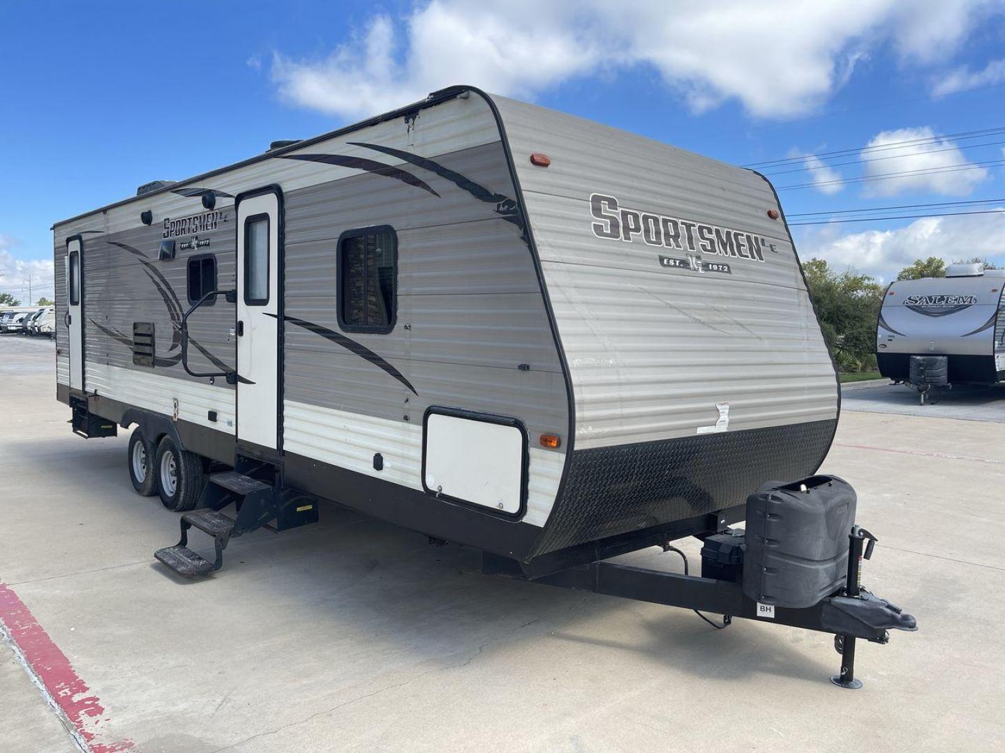 2018 KZ SPREE SPORTSMAN (4EZTU2928J5) , Length: 33.17 ft. | Dry Weight: 6,020 lbs. | Gross Weight: 8,000 lbs. | Slides: 1 transmission, located at 4319 N Main Street, Cleburne, TX, 76033, (817) 221-0660, 32.435829, -97.384178 - The 2018 KZ Sportsmen 291BHLE is a versatile and spacious travel trailer designed to accommodate families or groups looking for comfort on the road. Measuring 33.17 feet long, with a dry weight of 6,020 lbs. and a gross weight of 8,000 lbs., this trailer strikes an ideal balance between space and to - Photo#21