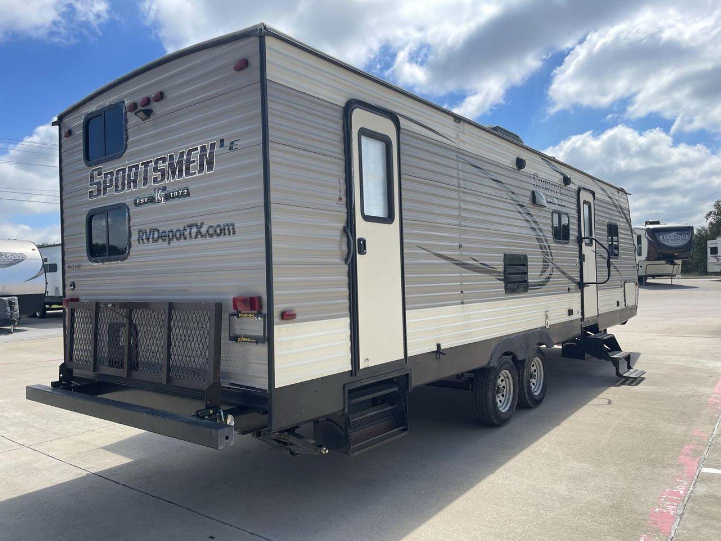 2018 KZ SPREE SPORTSMAN (4EZTU2928J5) , Length: 33.17 ft. | Dry Weight: 6,020 lbs. | Gross Weight: 8,000 lbs. | Slides: 1 transmission, located at 4319 N Main Street, Cleburne, TX, 76033, (817) 221-0660, 32.435829, -97.384178 - The 2018 KZ Sportsmen 291BHLE is a versatile and spacious travel trailer designed to accommodate families or groups looking for comfort on the road. Measuring 33.17 feet long, with a dry weight of 6,020 lbs. and a gross weight of 8,000 lbs., this trailer strikes an ideal balance between space and to - Photo#23