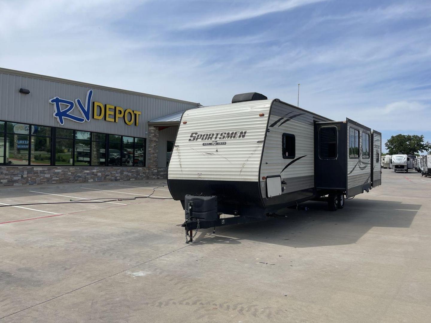 2018 BEIGE K-Z SPORTSMEN 333 BHK (4EZTS3320J5) , Length: 36.67 ft. | Dry Weight: 8,520 lbs. | Gross Weight: 9,995 lbs. | Slides: 3 transmission, located at 4319 N Main Street, Cleburne, TX, 76033, (817) 221-0660, 32.435829, -97.384178 - Wanting to explore the great outdoors with comfort and convenience? The 2018 KZ Sportsmen 333BHK travel trailer is an ideal camper for you! Featuring a rear private bunkhouse, triple slides, an outdoor kitchen, and so much more! This trailer measures approximately 36.67 ft in length, 8 ft in width, - Photo#0