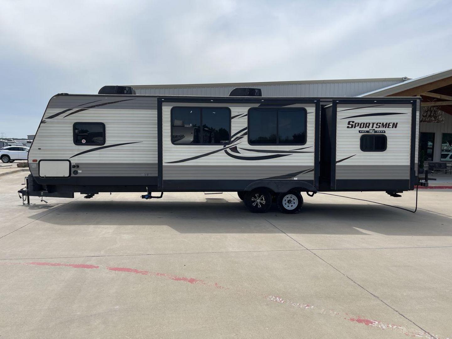 2018 BEIGE K-Z SPORTSMEN 333 BHK (4EZTS3320J5) , Length: 36.67 ft. | Dry Weight: 8,520 lbs. | Gross Weight: 9,995 lbs. | Slides: 3 transmission, located at 4319 N Main Street, Cleburne, TX, 76033, (817) 221-0660, 32.435829, -97.384178 - Wanting to explore the great outdoors with comfort and convenience? The 2018 KZ Sportsmen 333BHK travel trailer is an ideal camper for you! Featuring a rear private bunkhouse, triple slides, an outdoor kitchen, and so much more! This trailer measures approximately 36.67 ft in length, 8 ft in width, - Photo#23