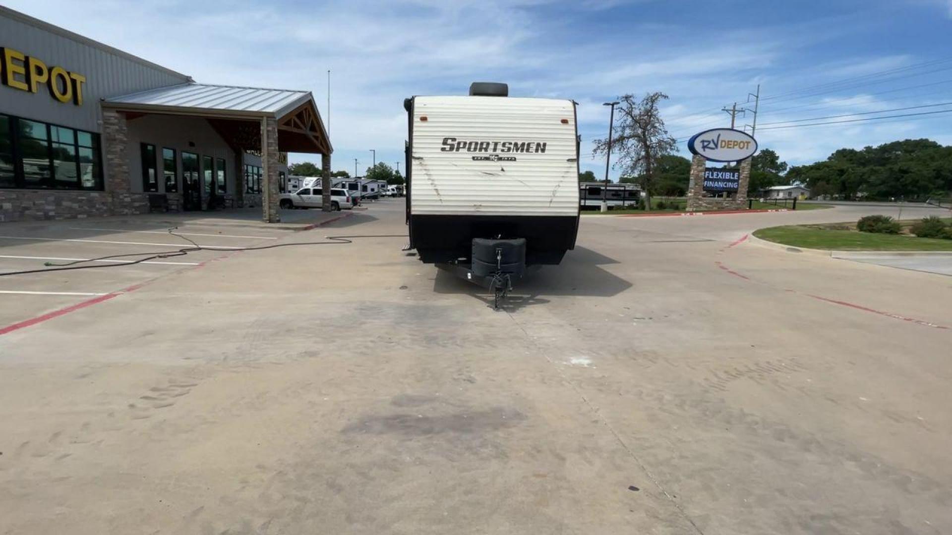 2018 BEIGE K-Z SPORTSMEN 333 BHK (4EZTS3320J5) , Length: 36.67 ft. | Dry Weight: 8,520 lbs. | Gross Weight: 9,995 lbs. | Slides: 3 transmission, located at 4319 N Main Street, Cleburne, TX, 76033, (817) 221-0660, 32.435829, -97.384178 - Wanting to explore the great outdoors with comfort and convenience? The 2018 KZ Sportsmen 333BHK travel trailer is an ideal camper for you! Featuring a rear private bunkhouse, triple slides, an outdoor kitchen, and so much more! This trailer measures approximately 36.67 ft in length, 8 ft in width, - Photo#4