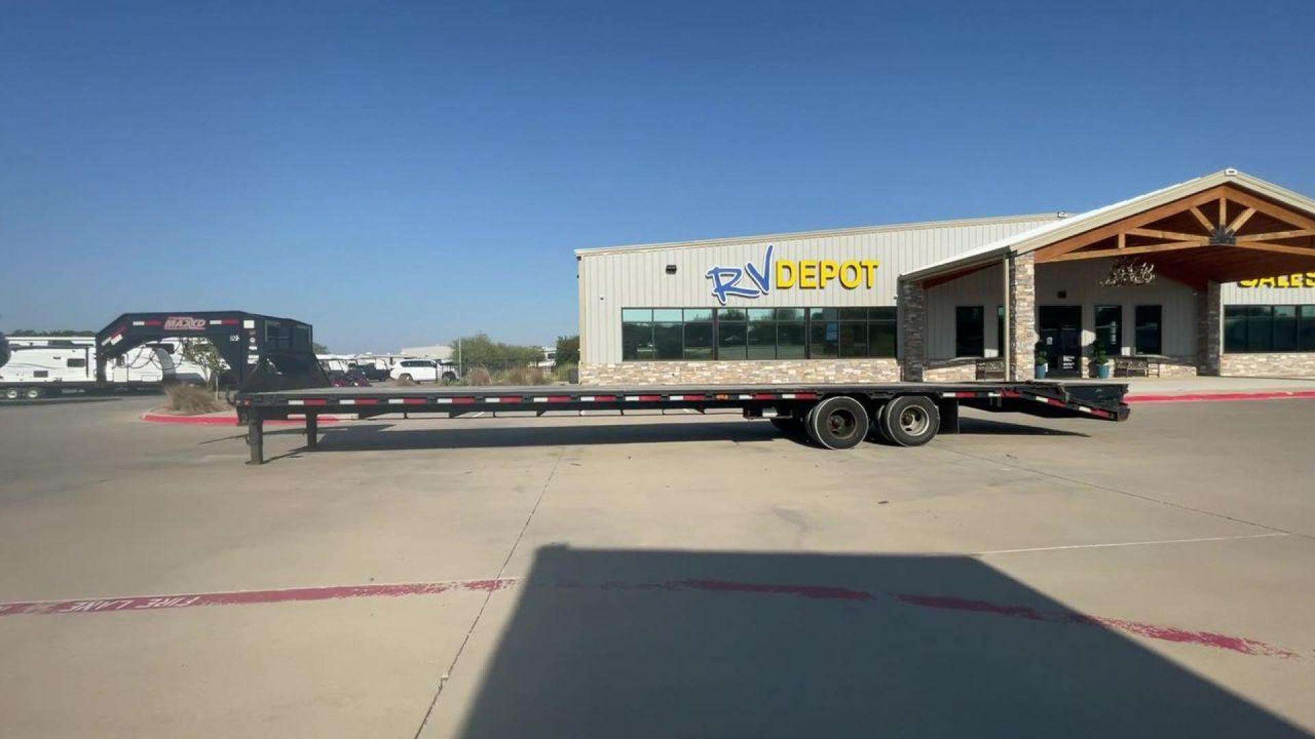 2018 BLACK MAXEY TRAILERS LDX 40 - (5R8GF4027JM) , located at 4319 N Main Street, Cleburne, TX, 76033, (817) 221-0660, 32.435829, -97.384178 - The 2018 Maxey Trailers LDX40 is a top-notch utility trailer that excels in handling a diverse array of hauling tasks. This trailer is perfect for effortlessly transporting equipment, materials, and cargo, thanks to its sturdy construction and adaptable design. The LDX40 is a spacious option, measur - Photo#6