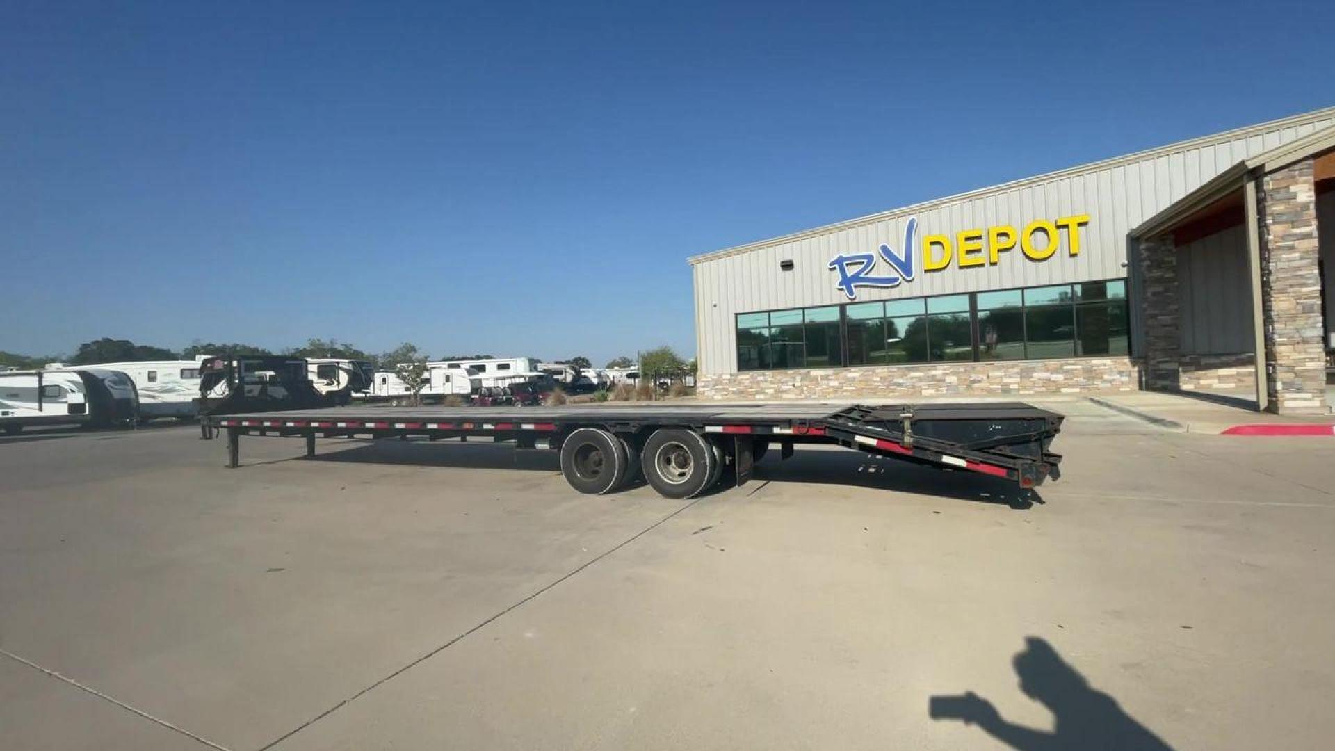 2018 BLACK MAXEY TRAILERS LDX 40 - (5R8GF4027JM) , located at 4319 N Main Street, Cleburne, TX, 76033, (817) 221-0660, 32.435829, -97.384178 - The 2018 Maxey Trailers LDX40 is a top-notch utility trailer that excels in handling a diverse array of hauling tasks. This trailer is perfect for effortlessly transporting equipment, materials, and cargo, thanks to its sturdy construction and adaptable design. The LDX40 is a spacious option, measur - Photo#7