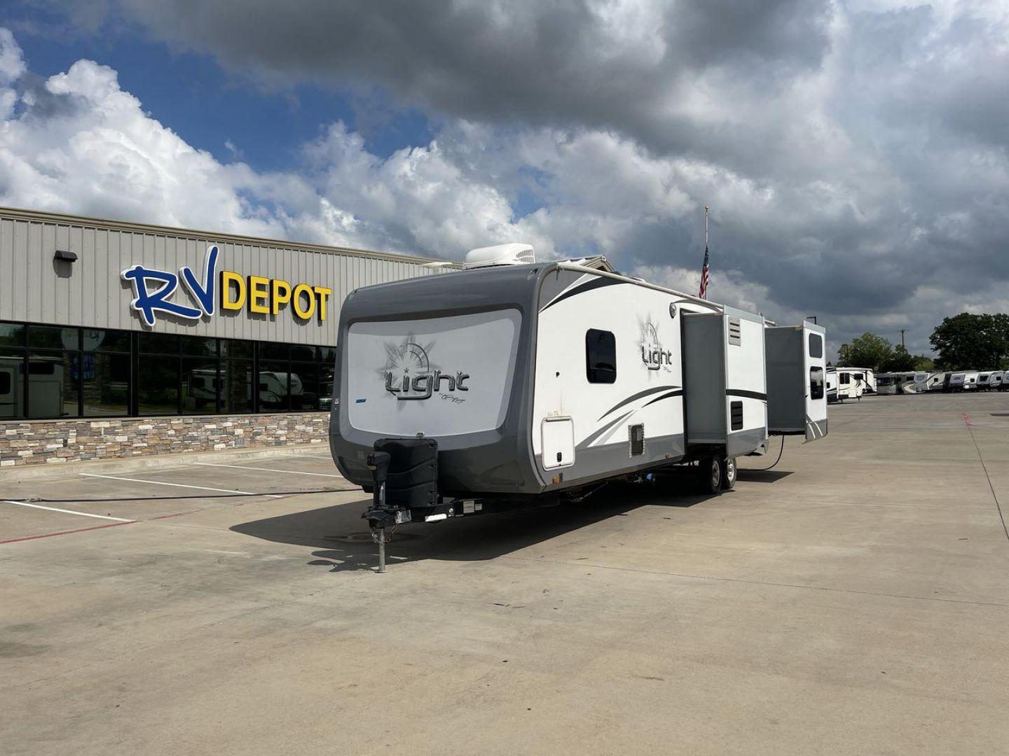 2018 WHITE OPEN RANGE HIGHLAND 321BHTS (58TBH0BT1J3) , Length: 37.67 ft| Dry Weight: 8,760 lbs | Gross Weight: 9,995 lbs.| Slides: 3 transmission, located at 4319 N Main Street, Cleburne, TX, 76033, (817) 221-0660, 32.435829, -97.384178 - This 2018 Open Range Highland 321BHTS is a lightweight travel trailer perfect for a family planning an adventure while bringing the comfort and convenience of your own home. This unit measures approximately 37.67 ft in length, 8.33 ft in width, and 11.5 ft in height. The dry weight is about 8,760 lb - Photo#0