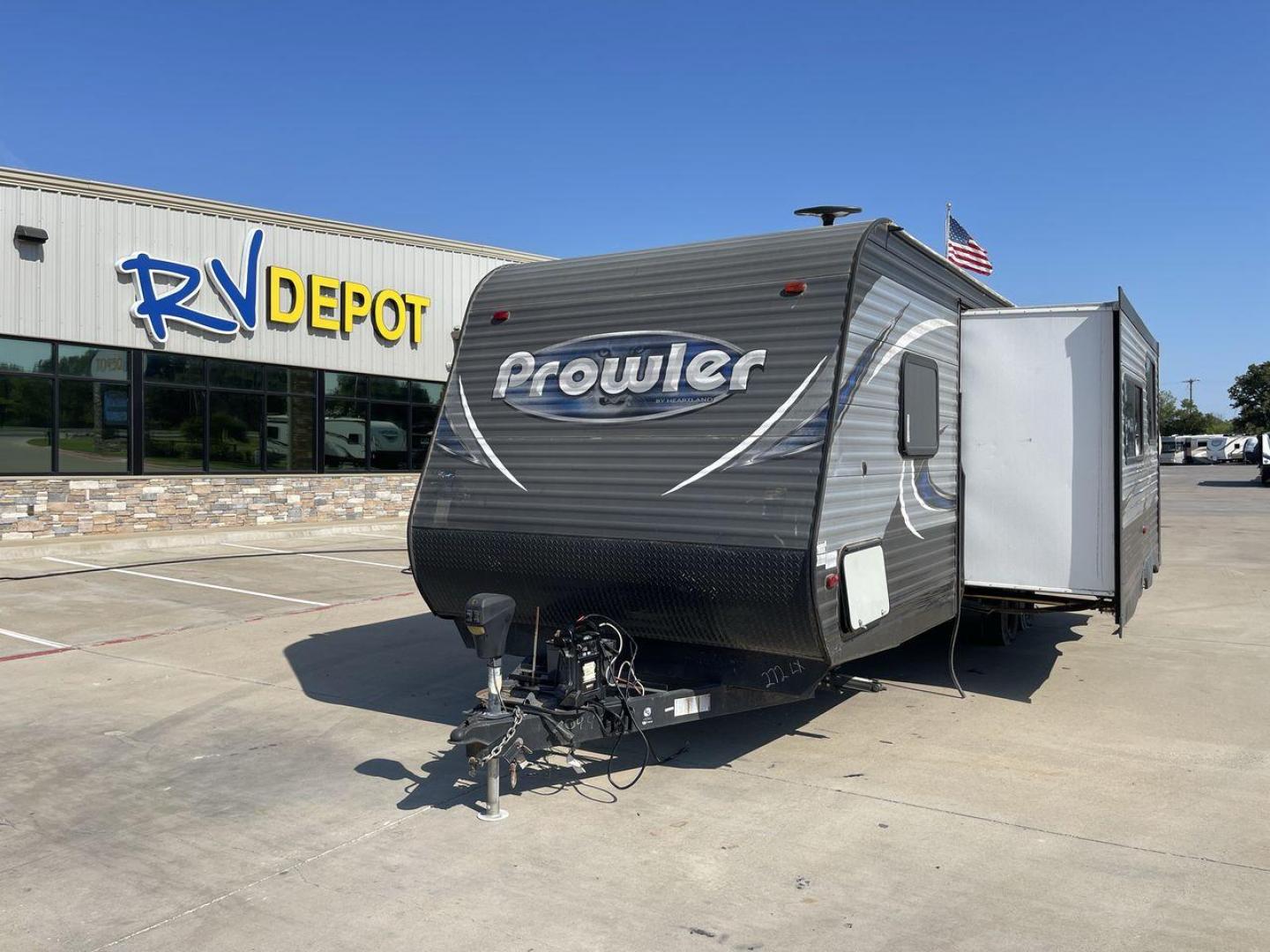 2018 GRAY PROWLER 272LX - (5SFPB3024JE) , Length: 30.6 ft. | Dry Weight: 6,188 lbs. | Gross Weight: 7,500 lbs. | Slides: 1 transmission, located at 4319 N Main Street, Cleburne, TX, 76033, (817) 221-0660, 32.435829, -97.384178 - Photo#0