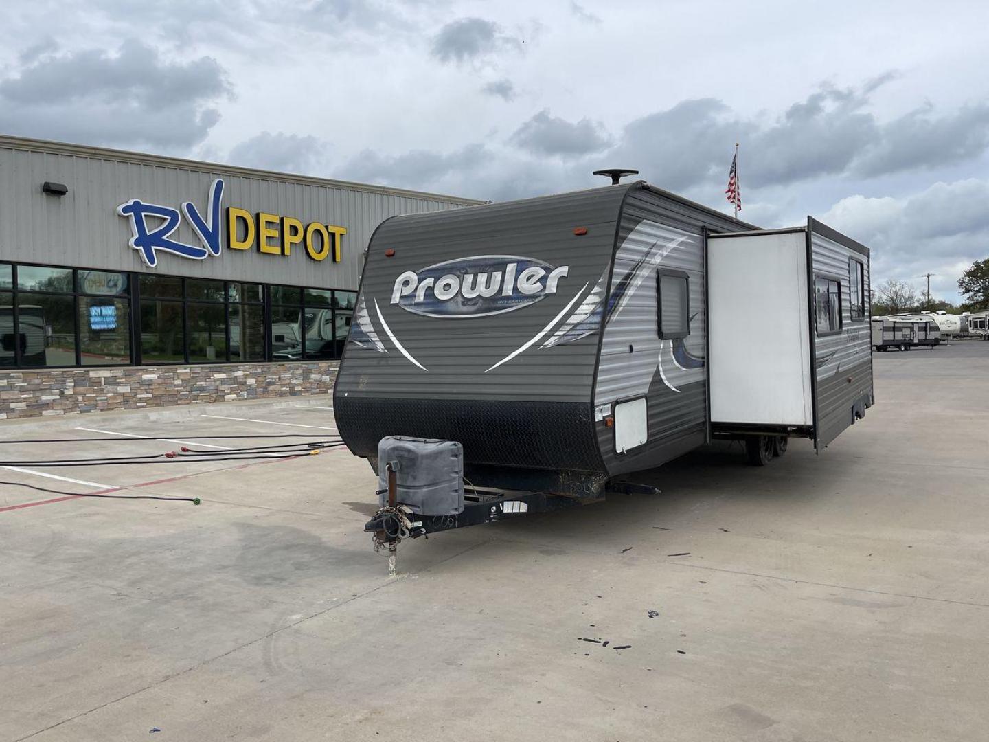 2018 HEARTLAND PROWLER (5SFPB3326JE) , Length: 33.92 ft. | Dry Weight: 6,720 lbs. | Gross Weight: 9,000 lbs. | Slides: 1 transmission, located at 4319 N Main Street, Cleburne, TX, 76033, (817) 221-0660, 32.435829, -97.384178 - This 2018 Prowler 30LX travel trailer measures 33'11" feet. It is a dual axle, steel wheel setup with electric drum brakes. Its dry weight is 6,720 lbs, its payload capacity 2,130 lbs, its hitch weight 880 lbs, and the GVWR 9,000 lbs. The fiberglass exterior is painted gray with blue and white graph - Photo#0