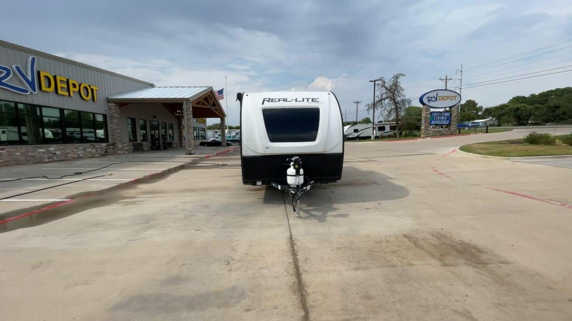 2018 WHITE REAL-LITE 181 (4X4TPAT18JN) , Length: 21.67 ft. | Dry Weight: 3,032 lbs. | Gross Weight: 3,906 lbs. | Slides: 1 transmission, located at 4319 N Main Street, Cleburne, TX, 76033, (817) 221-0660, 32.435829, -97.384178 - The 2018 REAL-LITE 181 trailer by Forest River is a compact and versatile travel companion that redefines the essence of camping. With its thoughtfully designed 21-foot frame, this trailer is perfect for those seeking a balance between convenience and functionality. The REAL-LITE 181 boasts a smart - Photo#4