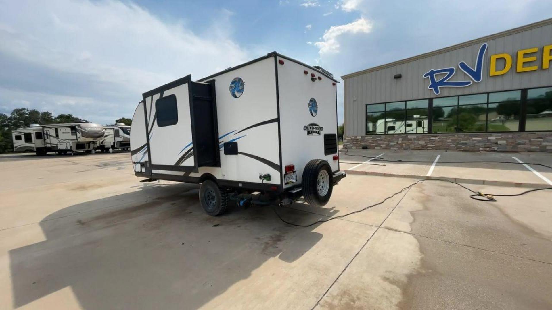 2018 WHITE REAL-LITE 181 (4X4TPAT18JN) , Length: 21.67 ft. | Dry Weight: 3,032 lbs. | Gross Weight: 3,906 lbs. | Slides: 1 transmission, located at 4319 N Main Street, Cleburne, TX, 76033, (817) 221-0660, 32.435829, -97.384178 - The 2018 REAL-LITE 181 trailer by Forest River is a compact and versatile travel companion that redefines the essence of camping. With its thoughtfully designed 21-foot frame, this trailer is perfect for those seeking a balance between convenience and functionality. The REAL-LITE 181 boasts a smart - Photo#7