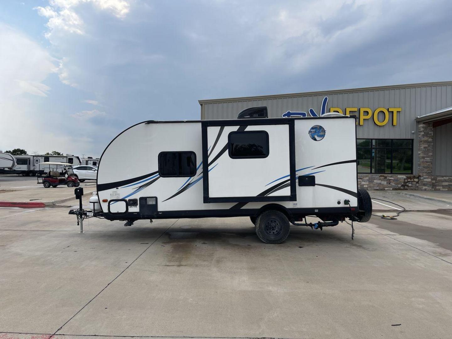 2018 WHITE REAL-LITE 181 (4X4TPAT18JN) , Length: 21.67 ft. | Dry Weight: 3,032 lbs. | Gross Weight: 3,906 lbs. | Slides: 1 transmission, located at 4319 N Main Street, Cleburne, TX, 76033, (817) 221-0660, 32.435829, -97.384178 - The 2018 REAL-LITE 181 trailer by Forest River is a compact and versatile travel companion that redefines the essence of camping. With its thoughtfully designed 21-foot frame, this trailer is perfect for those seeking a balance between convenience and functionality. The REAL-LITE 181 boasts a smart - Photo#22